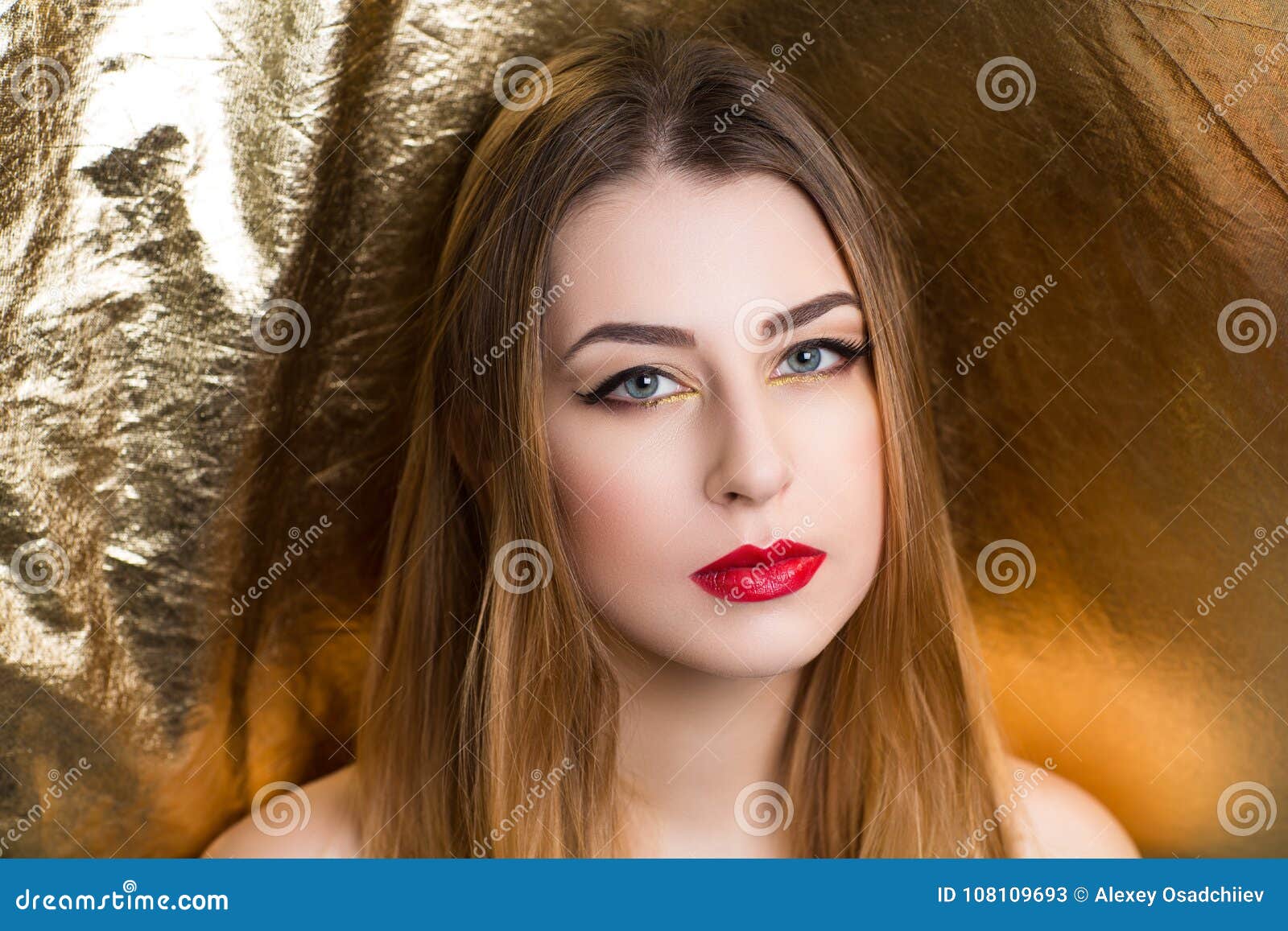 妇女金特写镜头. 创造性的金黄女孩明亮的构成金发 放出金发光的面颊色的面孔，表面无光泽的红色嘴唇豪华人体艺术 性感的赤裸肩膀 专业照片，新的时髦的想法 箔巨型板料