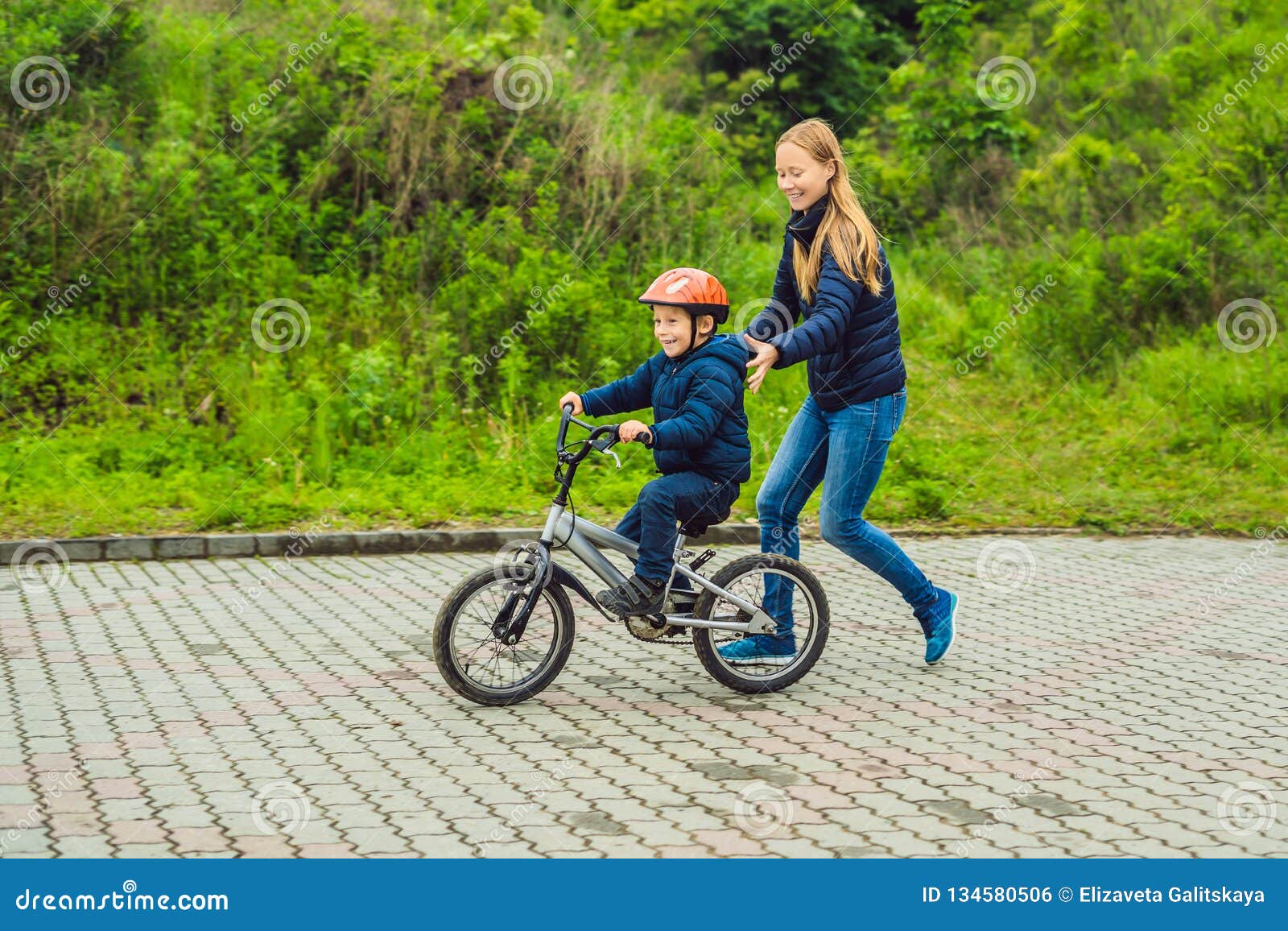 愉快的母亲教他的女儿骑自行车 母亲是高兴的对女儿的成功 库存图片 - 图片 包括有 了解, 童年: 74219897
