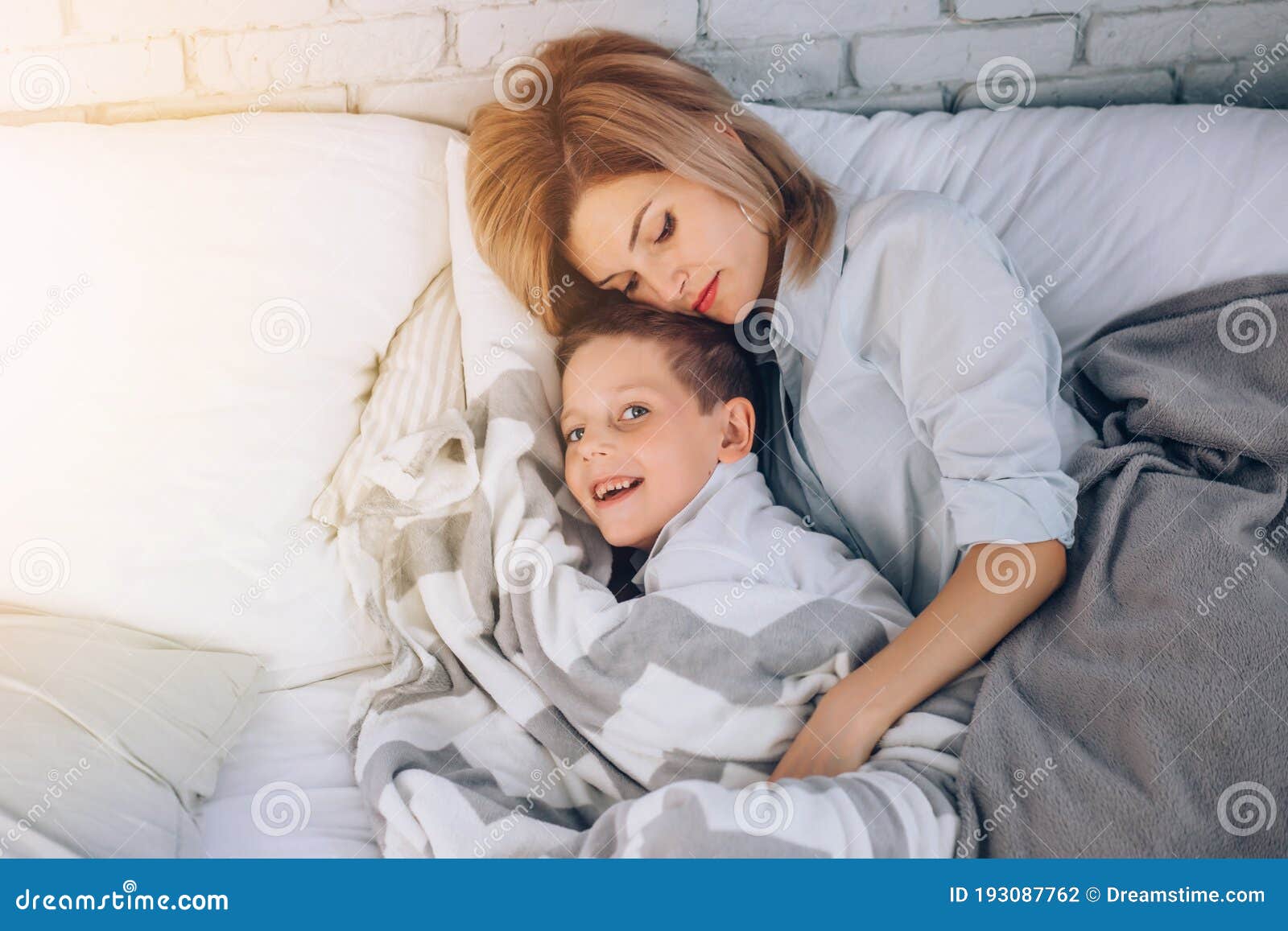 男人和女人在床上有好的和坏的睡眠插画图片素材_ID:411363993-Veer图库