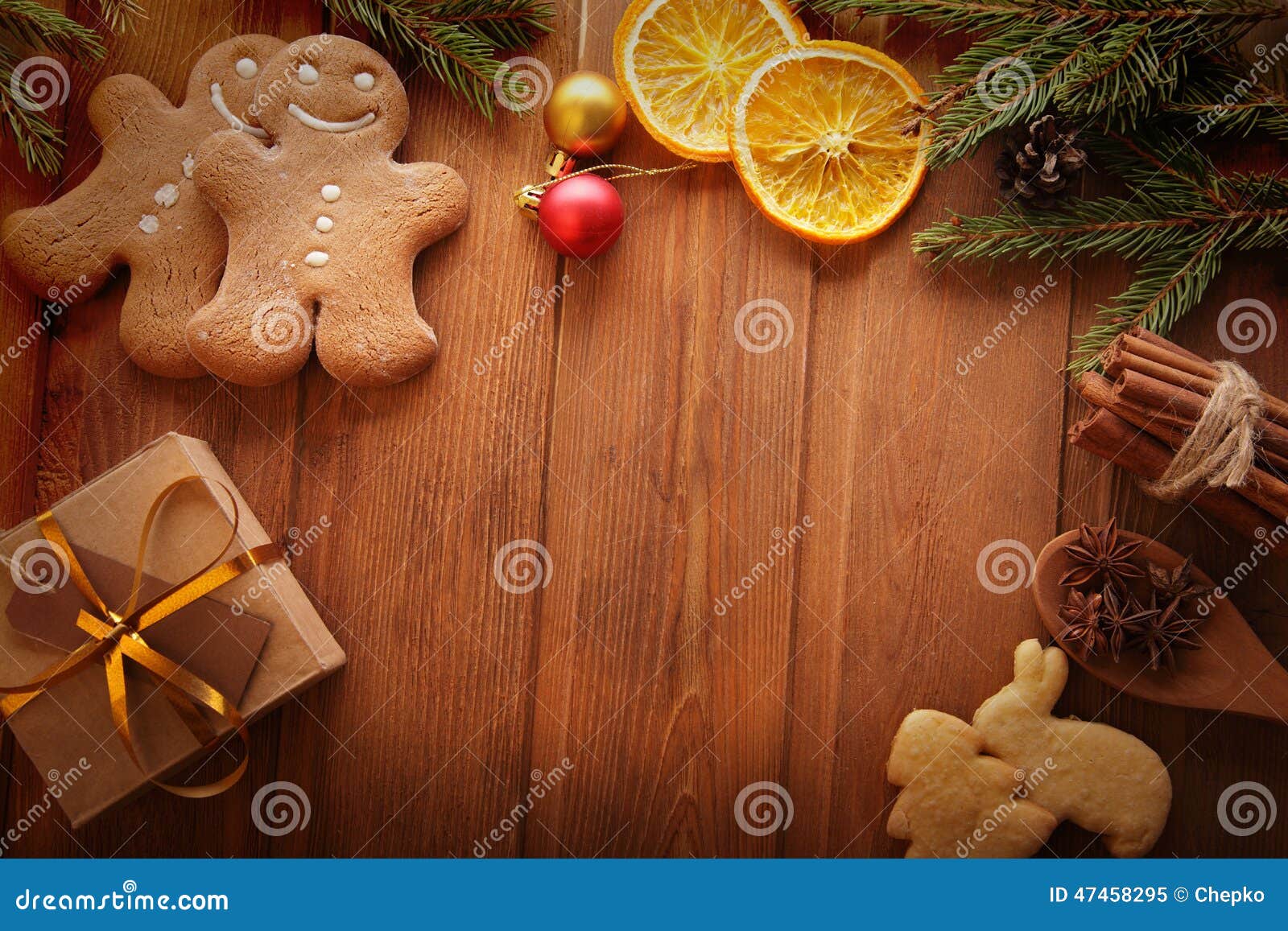 姜饼圣诞树和礼物在桌上. Gingerbread Christmas tree and gifts on wooden table