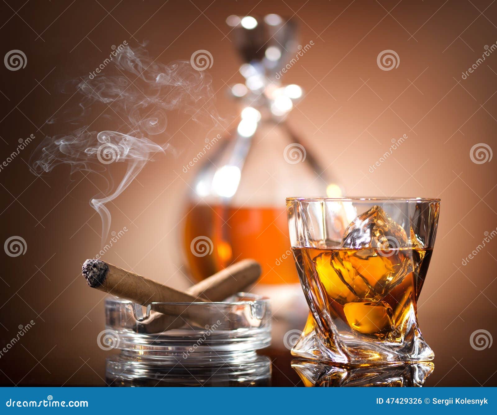 1雪茄威士忌酒 库存图片. 图片 包括有 玻璃, 反映, 酒客, 颜色, 鉴定家, 金子, 液体, 科涅克白兰地 - 12859783