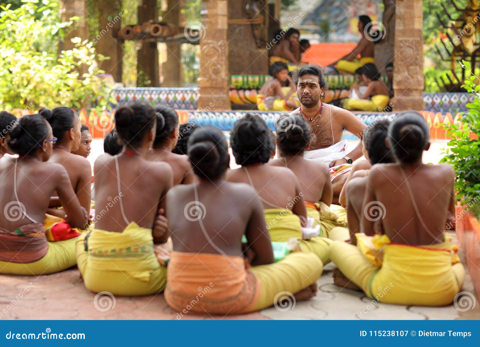 微笑的印地安婆罗门 图库摄影片. 图片 包括有 折叠, 开会, 纵向, 现有量, 人们, 希瓦, 印度, 微笑 - 99312492