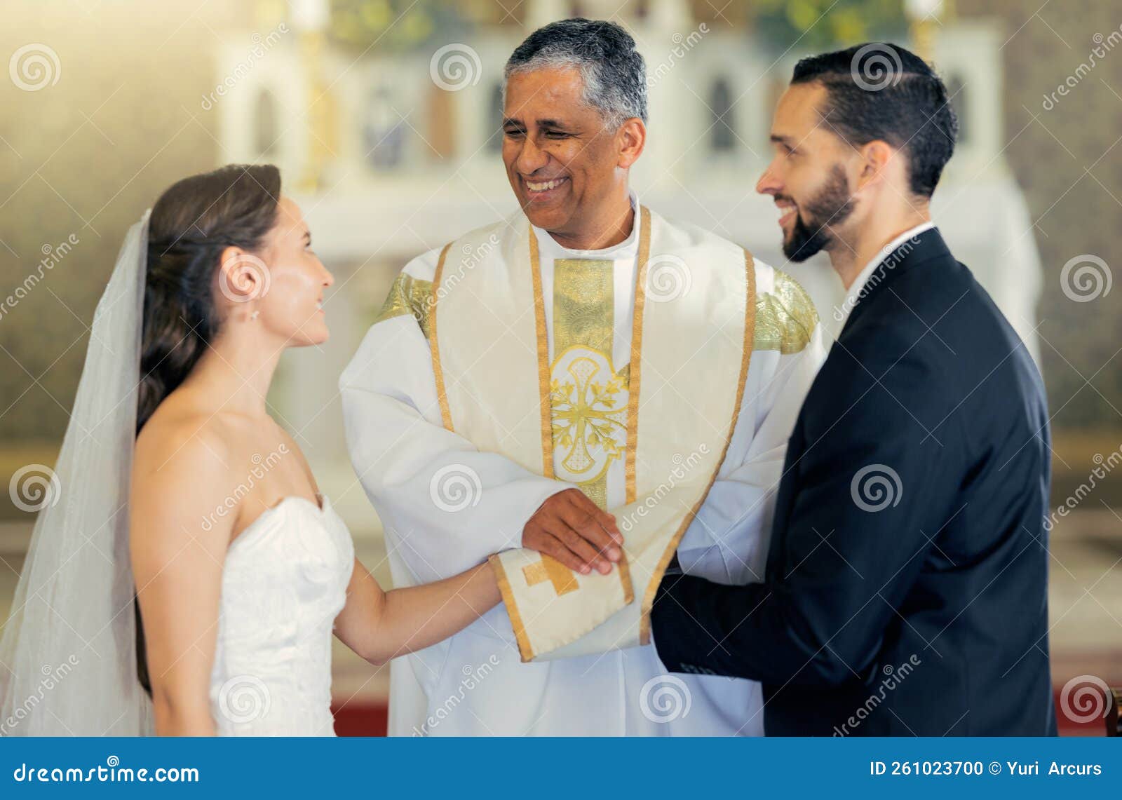婚礼牧师和夫妇在教堂举手，为基督教结婚宣誓和忠诚承诺. 信任新娘库存