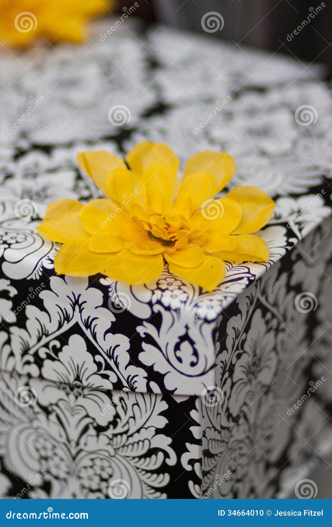 黑白花卉锦缎结婚礼物箱子，装饰用黄色花。