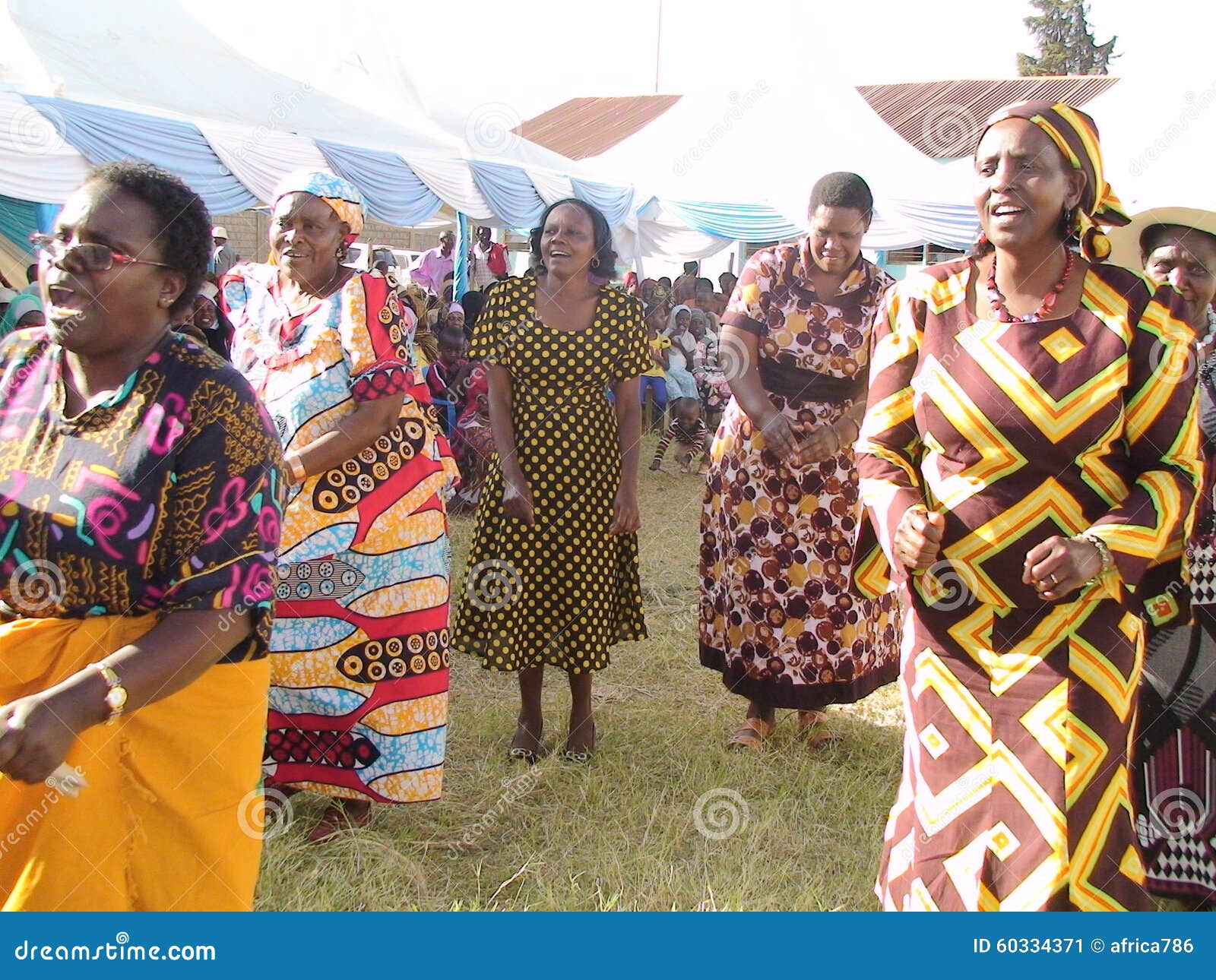 马赛马拉，肯尼亚-1 月 6 日： 马赛族传统服饰中的妇女高清摄影大图-千库网