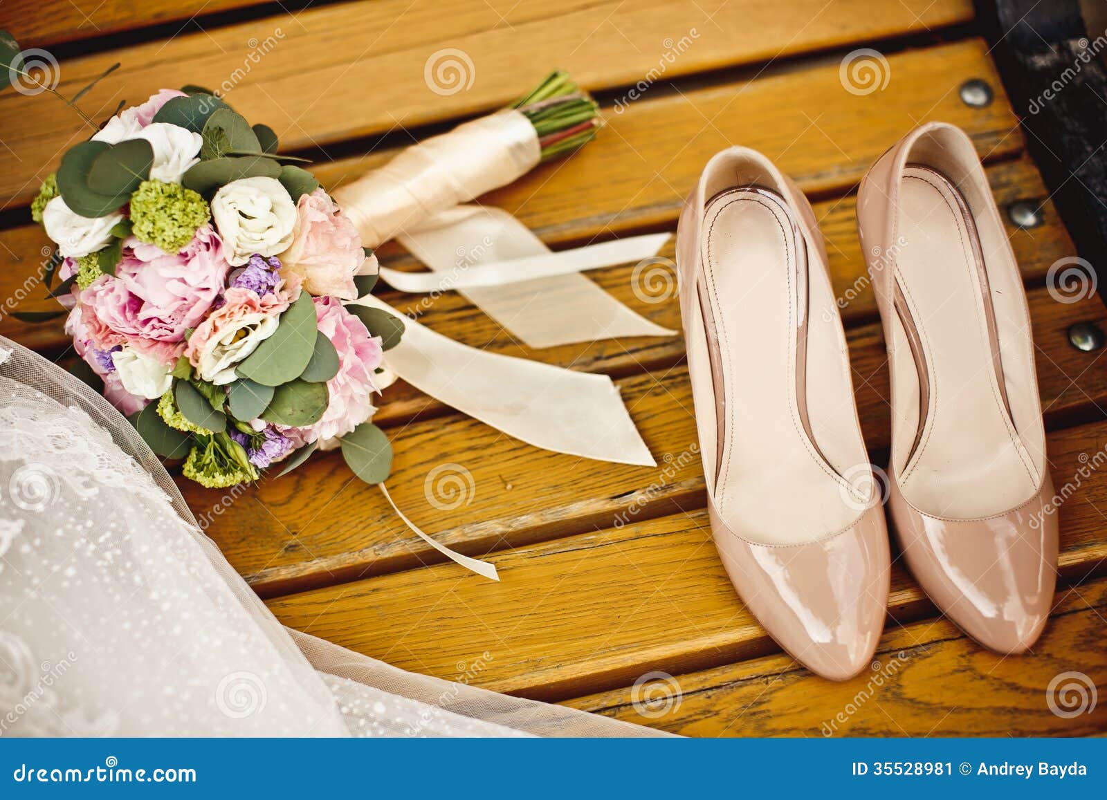 鞋子摄影时尚尖头水钻高跟鞋拍摄新娘婚鞋拍照静物网拍_广州集映视觉摄影-站酷ZCOOL