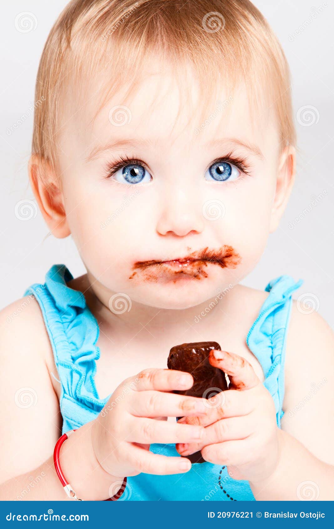 吃巧克力的美丽的十几岁的女孩 库存图片. 图片 包括有 不健康, 有吸引力的, 愉快, 巧克力, 喜悦, 少许 - 60765257