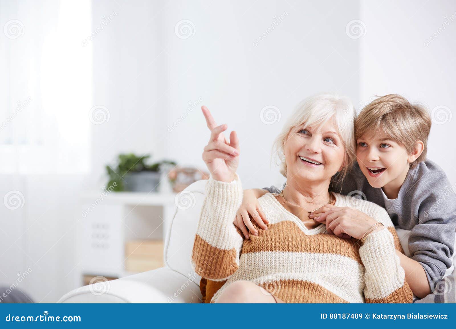 祖母孙子 库存图片. 图片 包括有 蓝色, 拥抱, 删去的, 红色, 题头, 祖父项, 婴孩, 骄傲, 敬慕 - 4990297