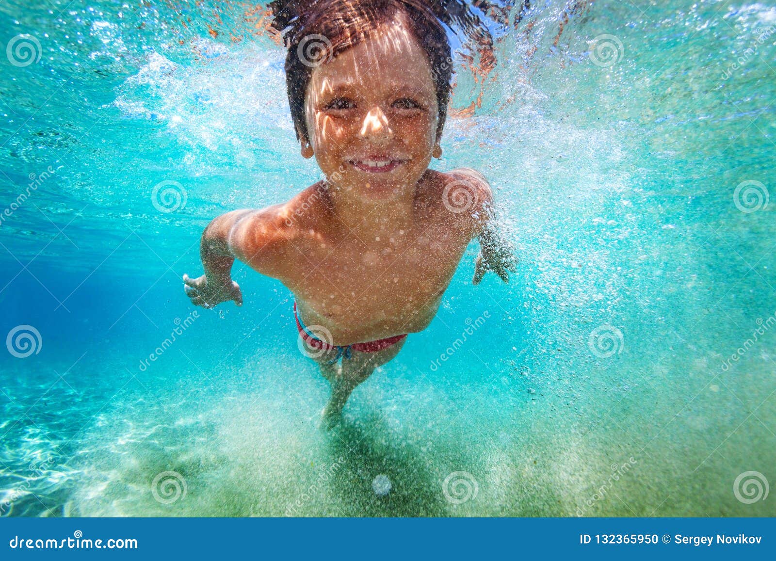 男孩游泳图片大全-男孩游泳高清图片下载-觅知网