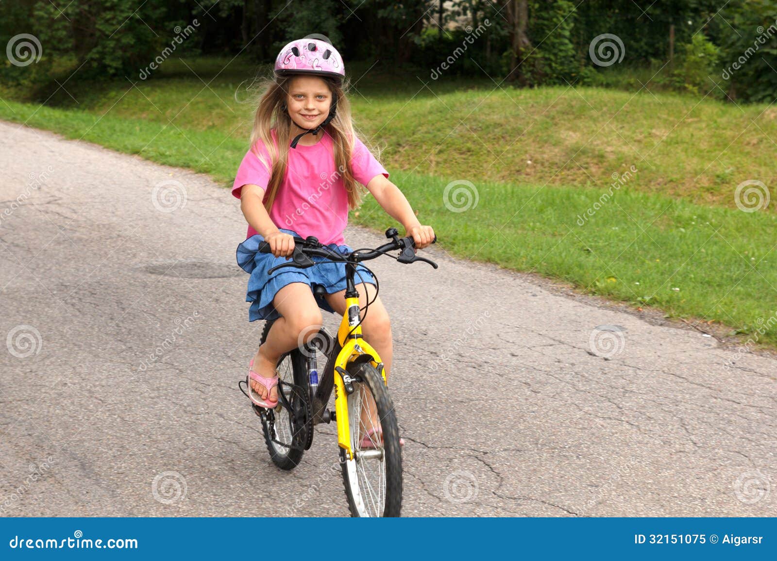 壁纸 可爱的小女孩骑自行车 1920x1440 HD 高清壁纸, 图片, 照片
