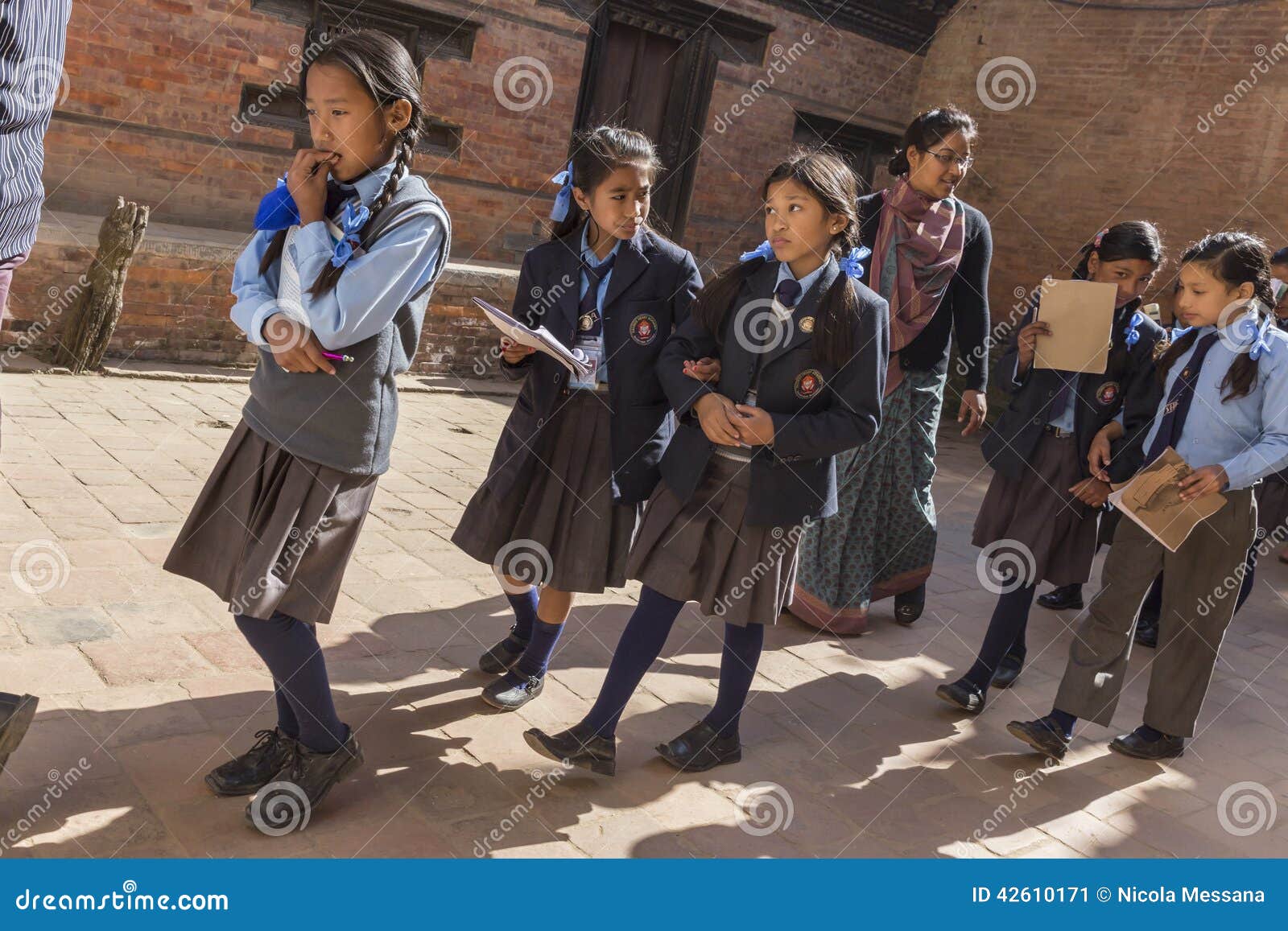 学校旅行的年轻尼泊尔学生到Bhaktapur 图库摄影片. 图片 包括有 少许, 婴孩, 教师, 男性, 加德满都 - 42609067