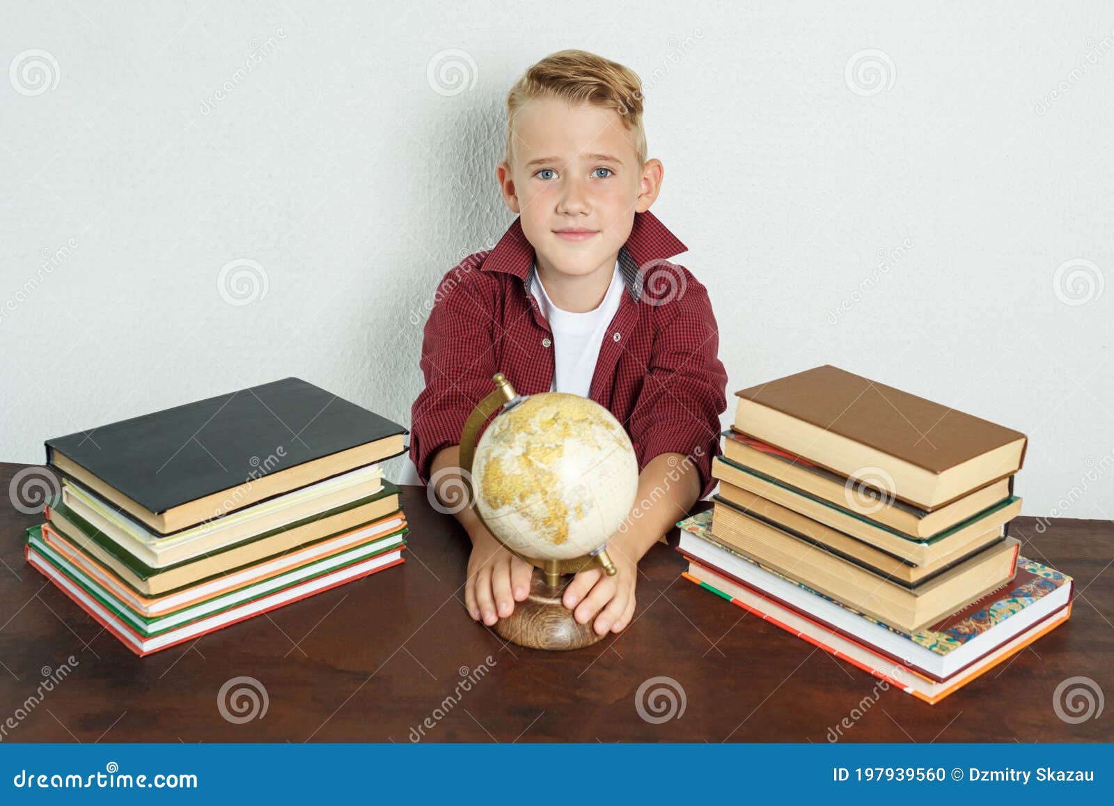 卡通的孩子看著地球在桌子上向量圖形及更多世界地圖圖片 - 世界地圖, 人, 兒童 - iStock
