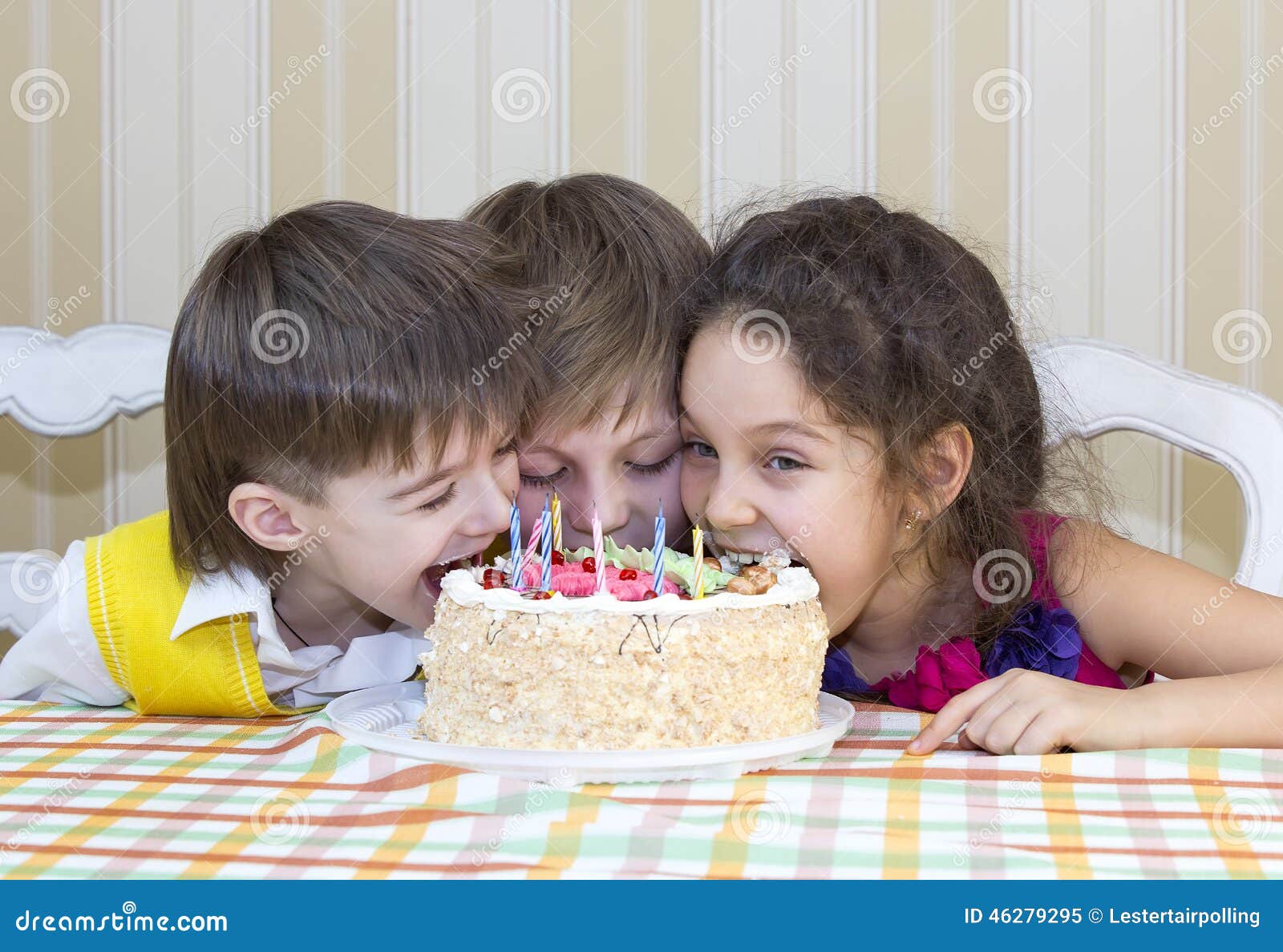 吃蛋糕的孩子图片素材-编号18110180-图行天下