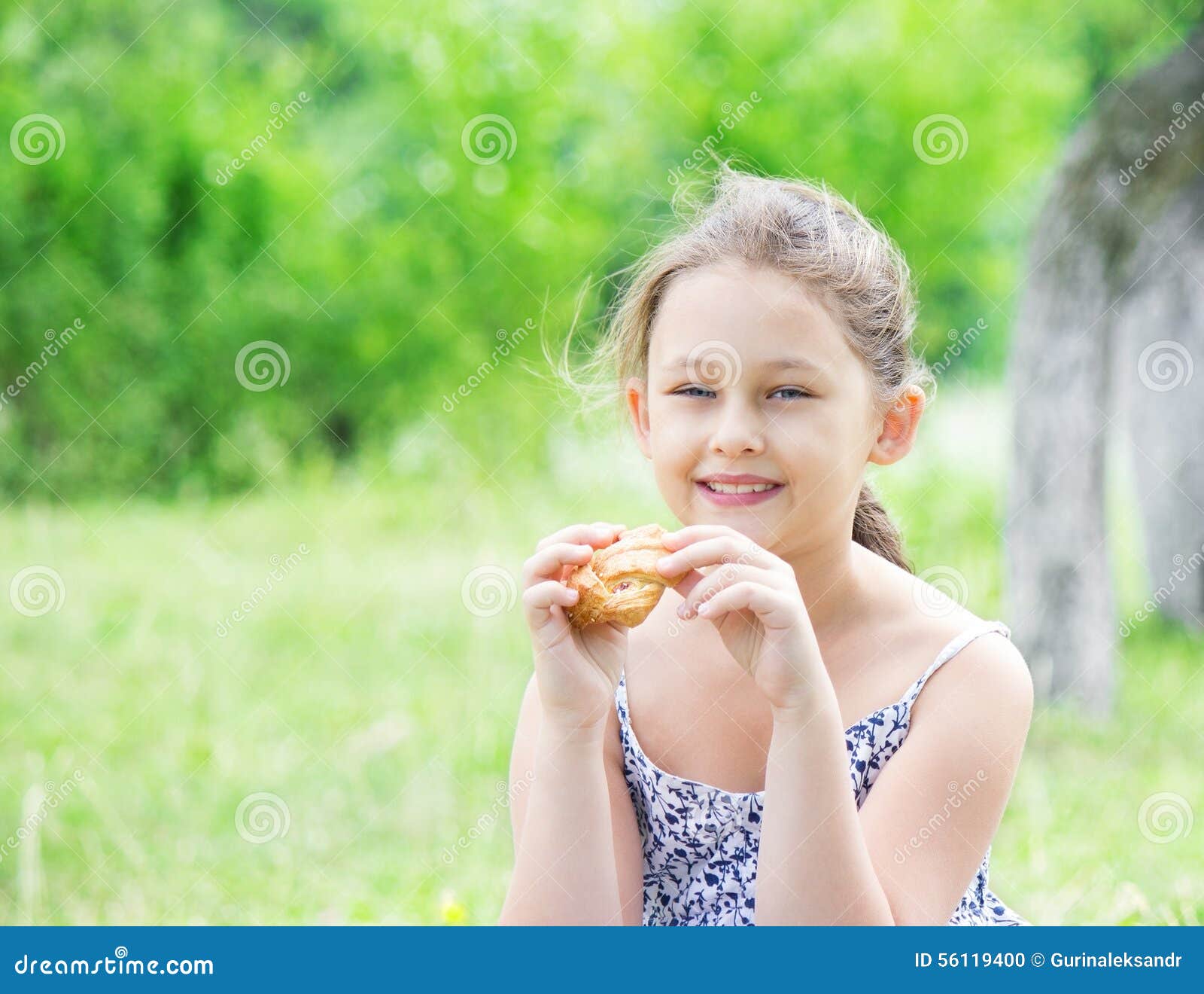 可爱的小女孩喜欢吃甜巧克力面包. 4岁小孩. 文本空格 库存照片 - 图片 包括有 食物, 韩文: 241498452