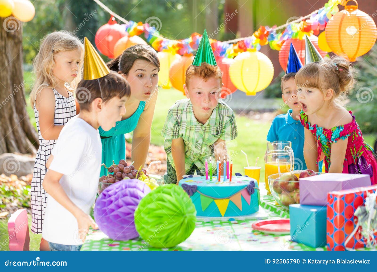 Top 67+ imagen niño comiendo pastel - Abzlocal.mx