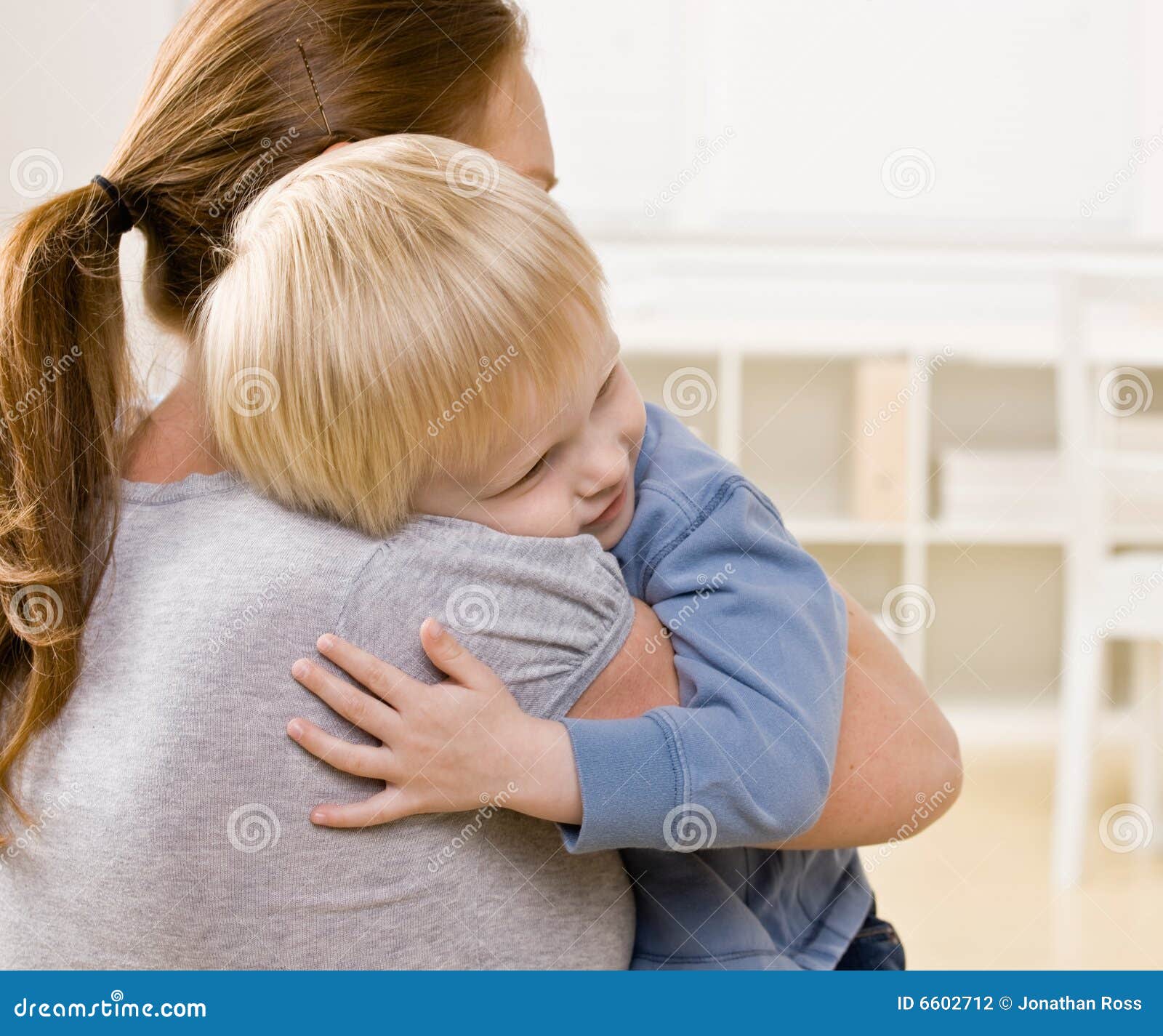 家庭幸福!快乐的妈妈温柔地拥抱着自己的两个儿子照片摄影图片_ID:141093688-Veer图库