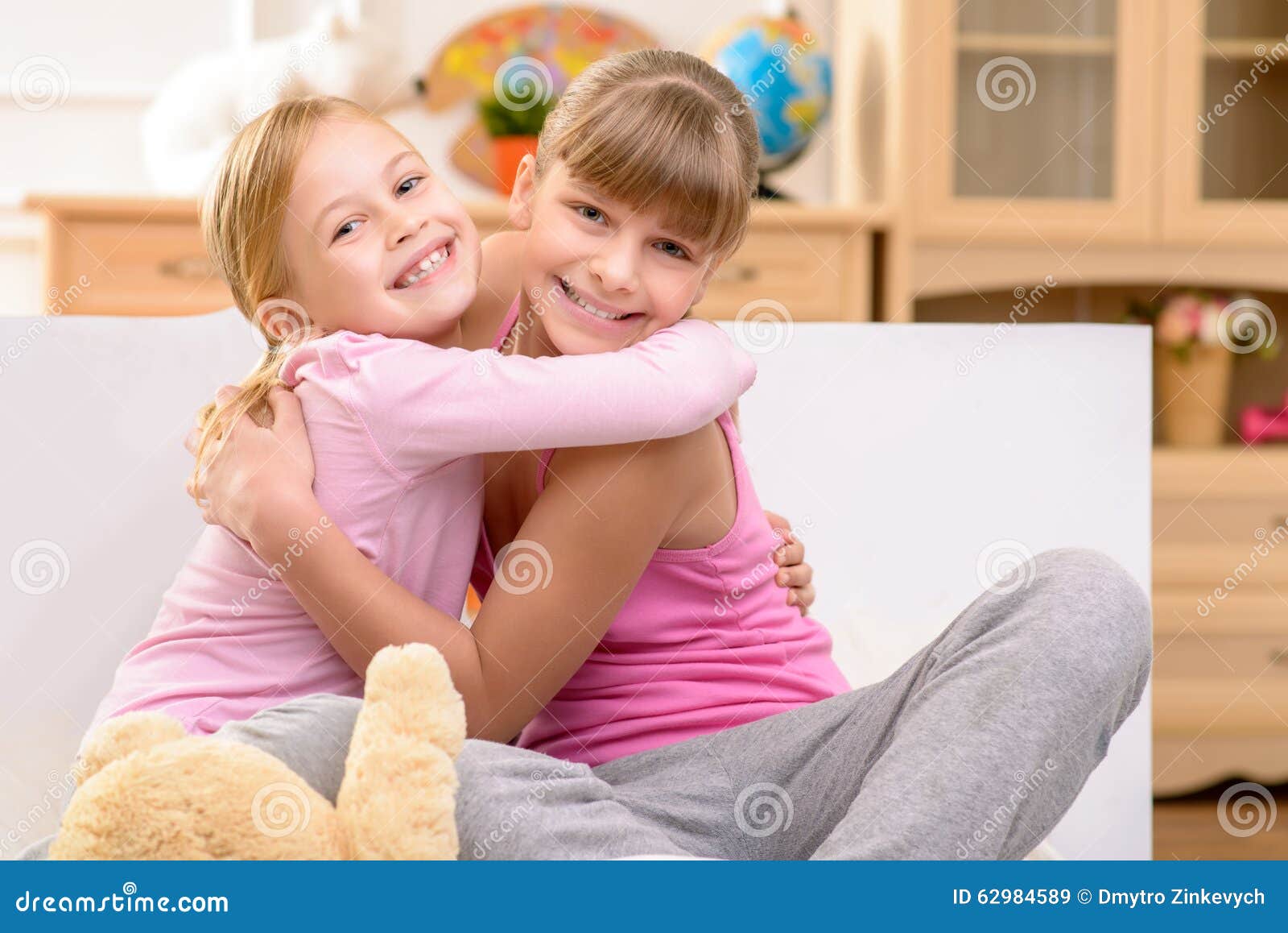 拥抱姐妹 库存图片. 图片 包括有 甜甜, 微笑, 子项, 一起, 人兽交, 逗人喜爱, 朋友, 年轻, 拥抱 - 8498963
