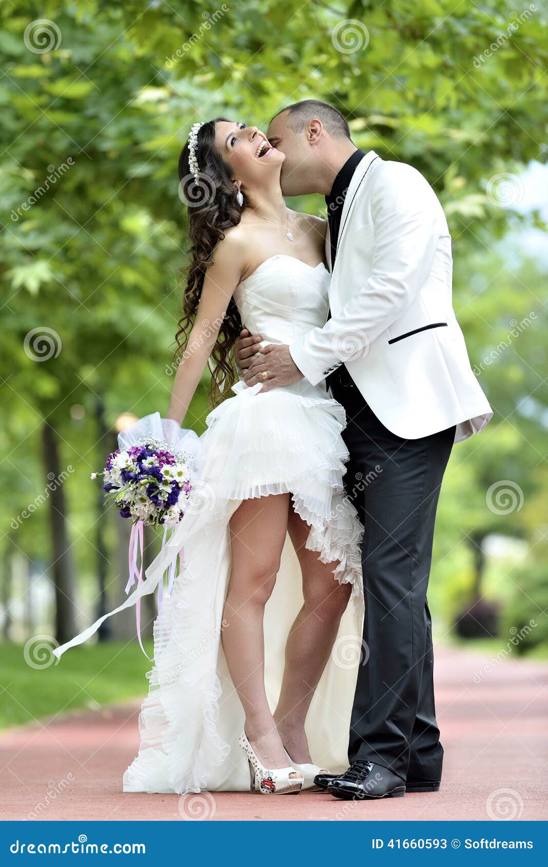 婚礼 鲜花 新娘新郎结婚服装礼服 亲嘴接吻 摄影图片_4K背景图片高清壁纸_墨鱼部落格