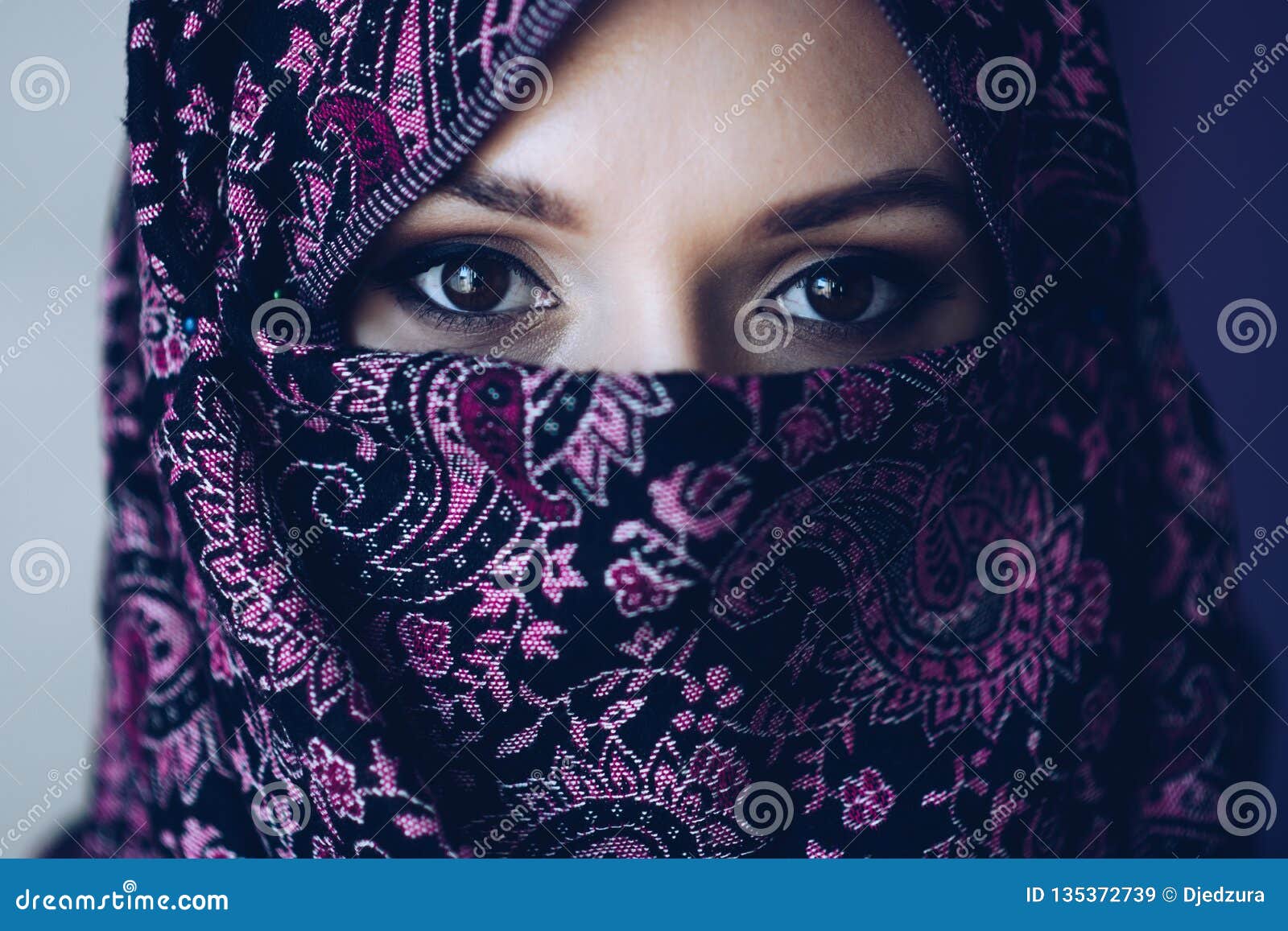 阿拉伯妇女开车照片摄影图片_ID:132483947-Veer图库