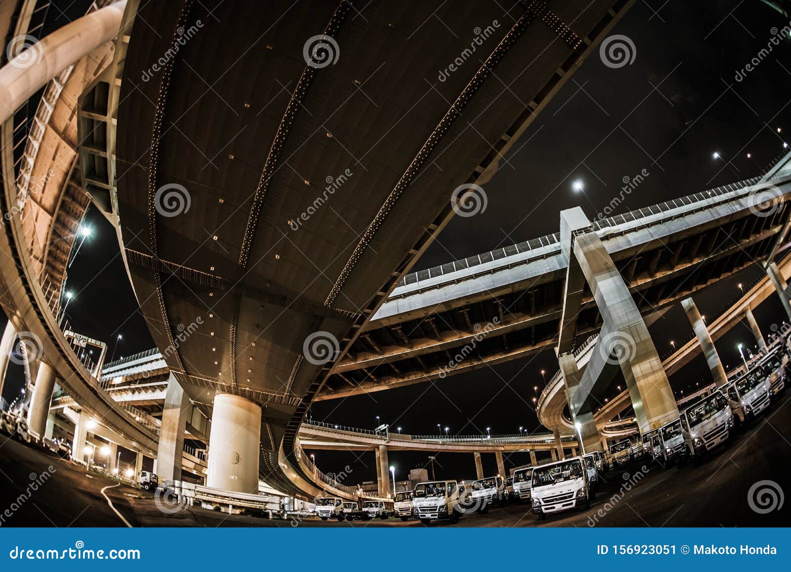 å®¶åº­æ•™è‚²æ¦‚å¿µ-å ¯çˆ±çš„å° ç”·å­©åœ¨å­¦ä¹ æ¡Œä¸Šå­¦ä¹ æˆ–å®Œæˆ å®¶åº­å·¥ä½œï¼Œå¸¦æœ‰ä¸€ä¸ªåœ