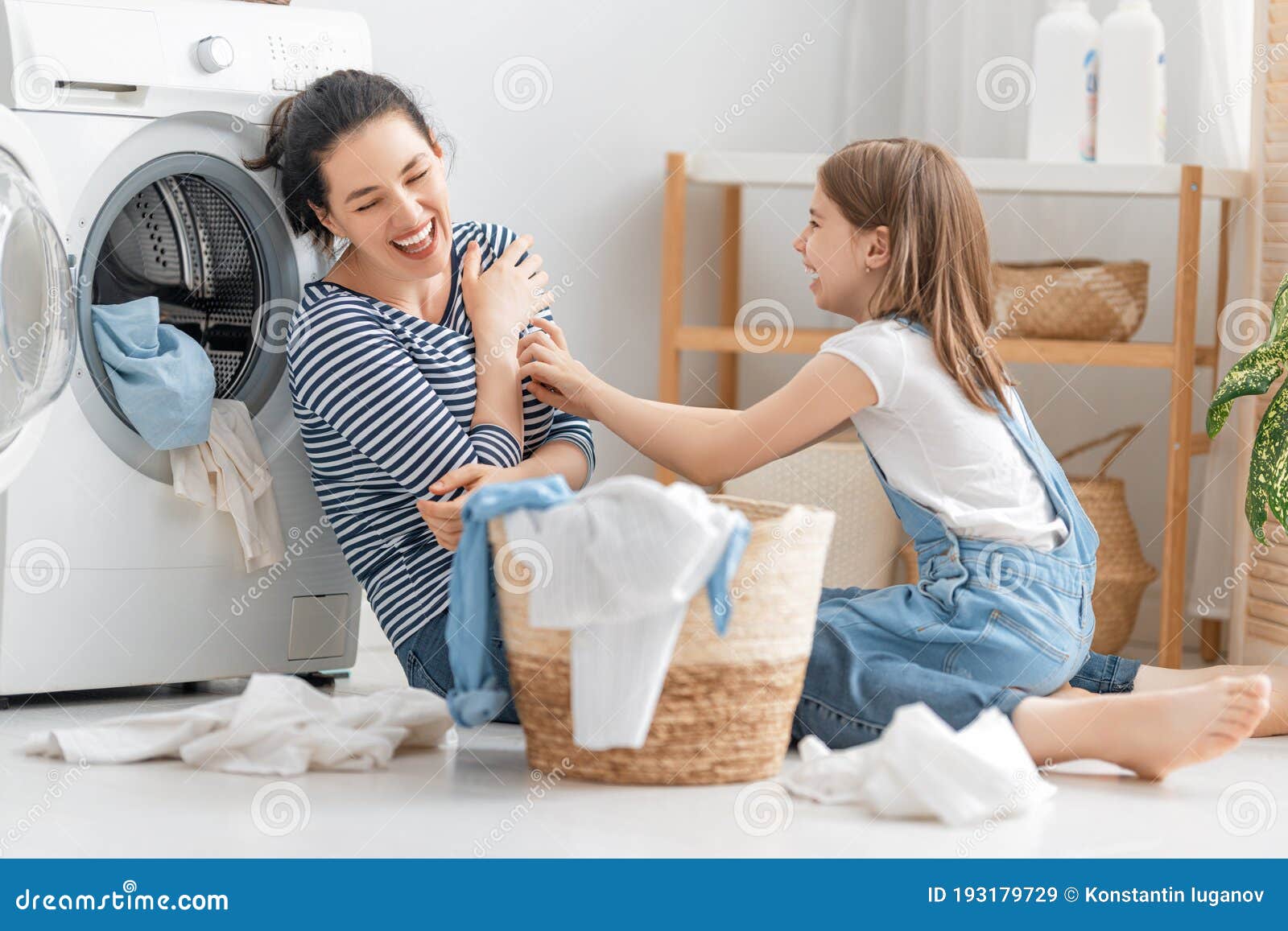 妇女在洗衣房洗衣服图片下载 - 觅知网