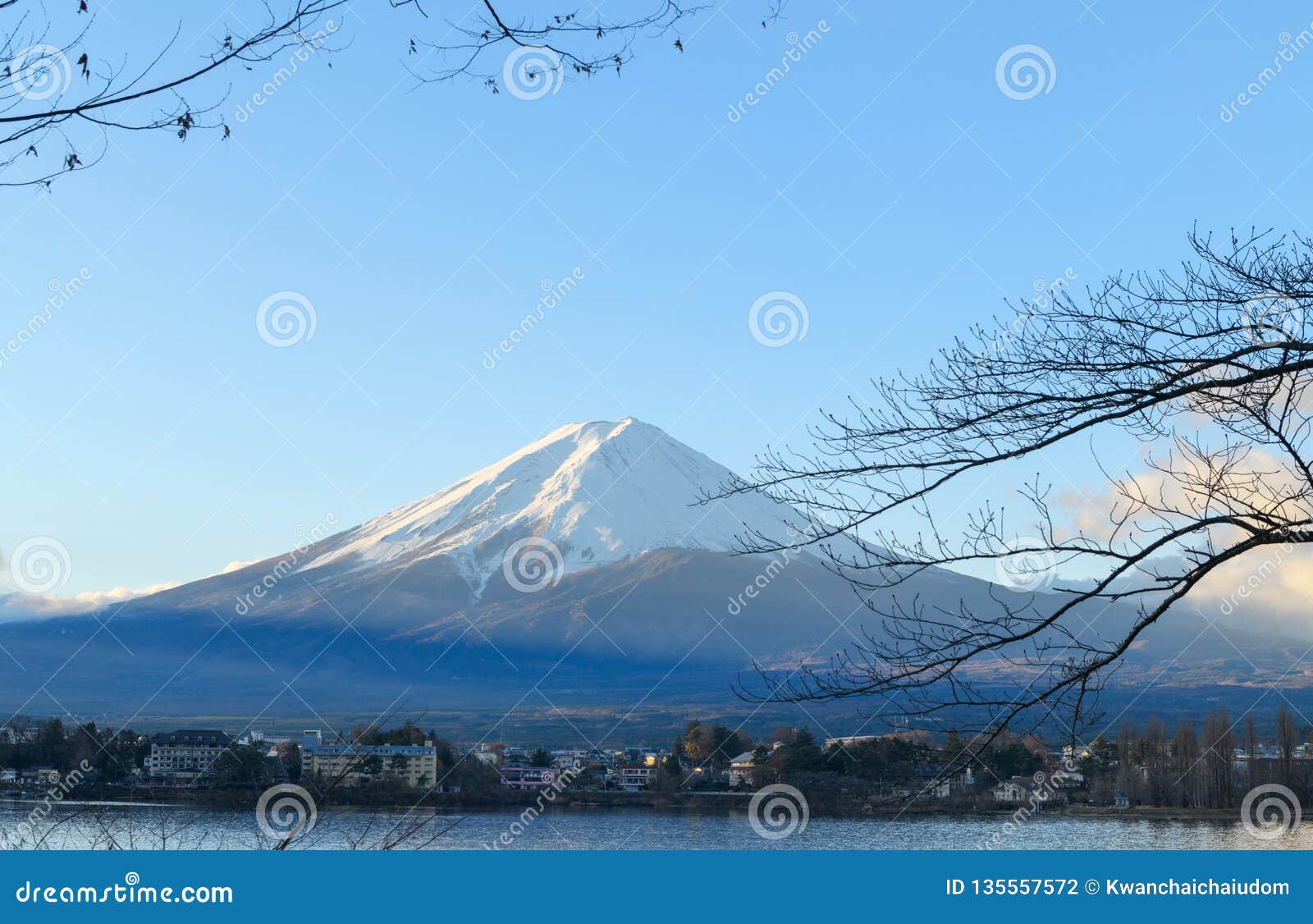 富士山(Mt. Fuji)山中湖から見た朝日に染まる富士山【絶景NIPPON】2013年6月に世界文化遺産に登録。#富士山 #MtFuji ...