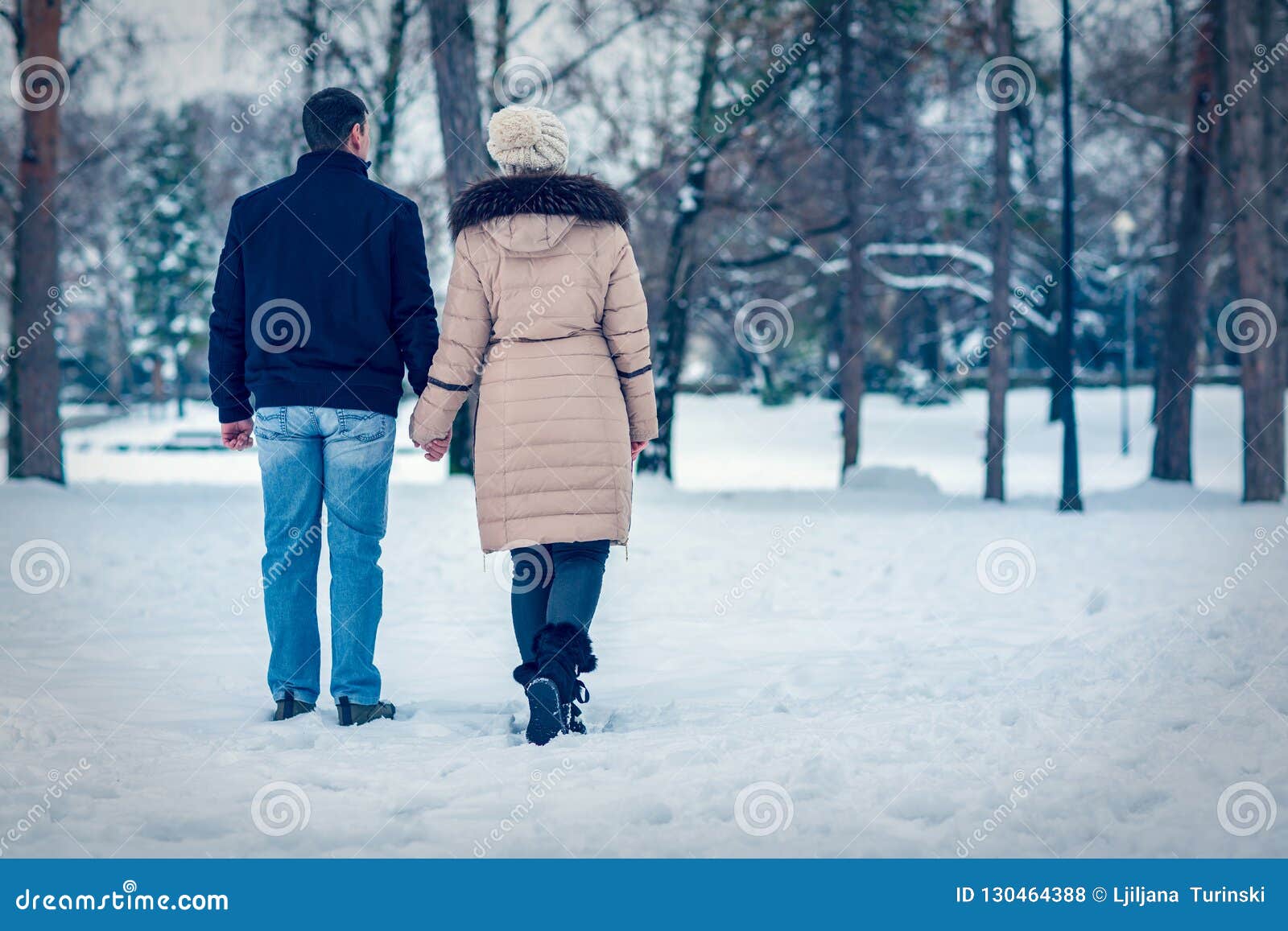 在冬季森林里散步和拥抱的男女. 热得满地都是人. 季节性活动 库存图片 - 图片 包括有 åœ£è¯žèš‚, ·äºº: 201479683