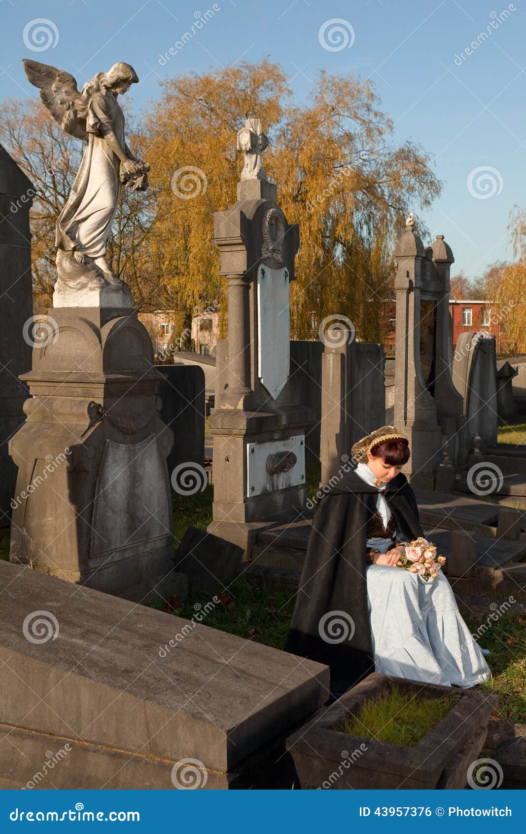 追悼的寡妇 库存图片. 图片 包括有 坟墓, 停止, 死亡, 啼声, 投反对票, 结构树, 结构, 被砍的, 妇女 - 856563