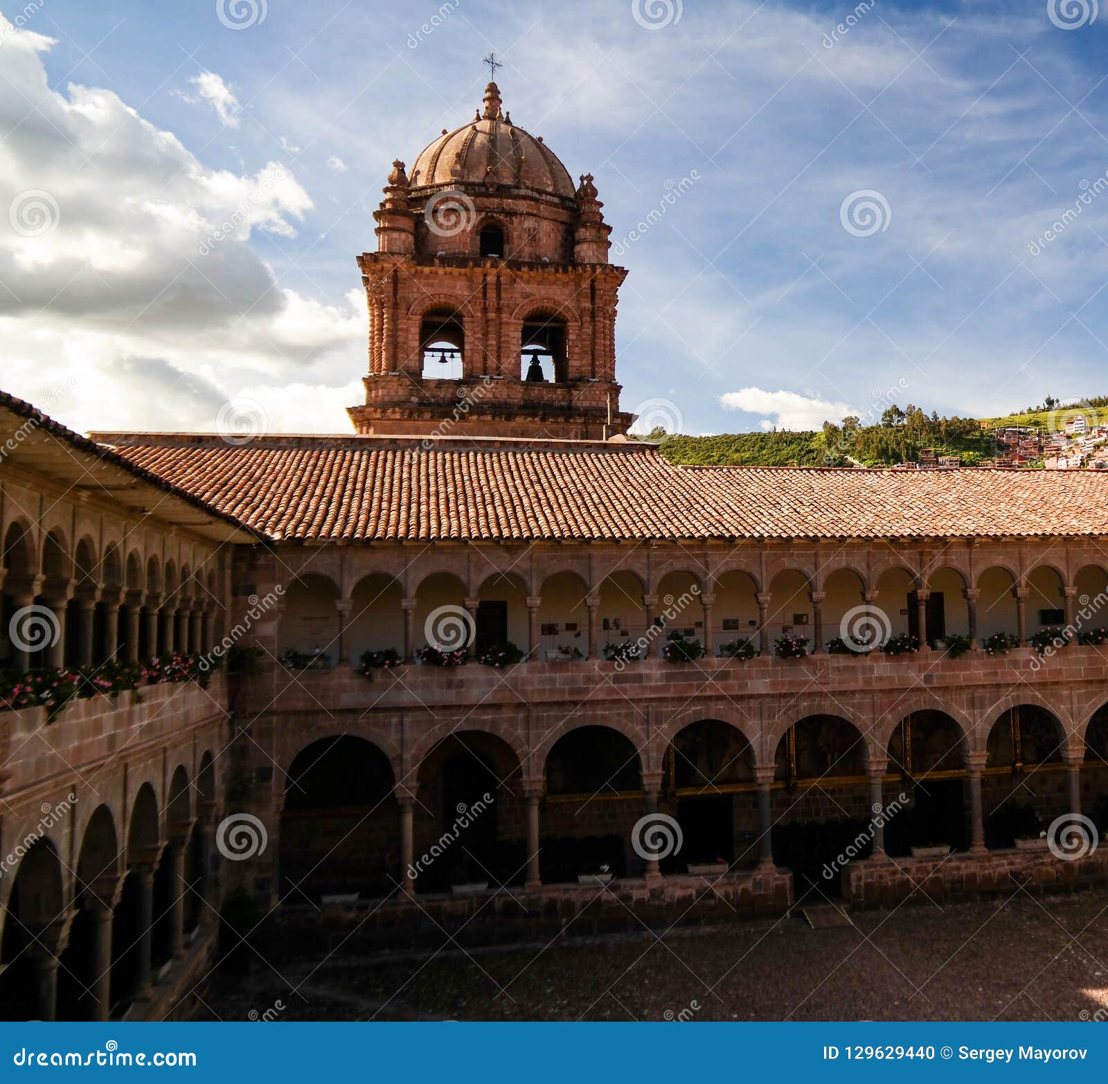 对Coricancha，著名寺庙的看法在印加帝国，库斯科省，秘鲁. 对Coricancha，著名寺庙在印加帝国- 03行军2018年库斯科省，秘鲁的看法