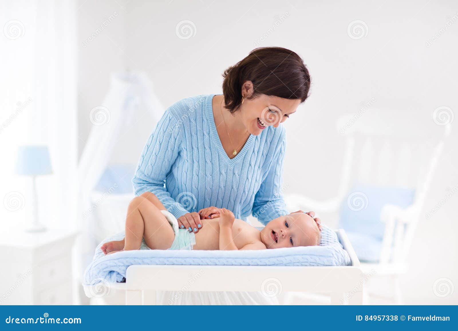 对男婴的母亲改变的尿布 库存图片. 图片 包括有 干燥, 新出生, 孩子, 卑鄙, 化妆水, 婴孩, 少许 - 84933431