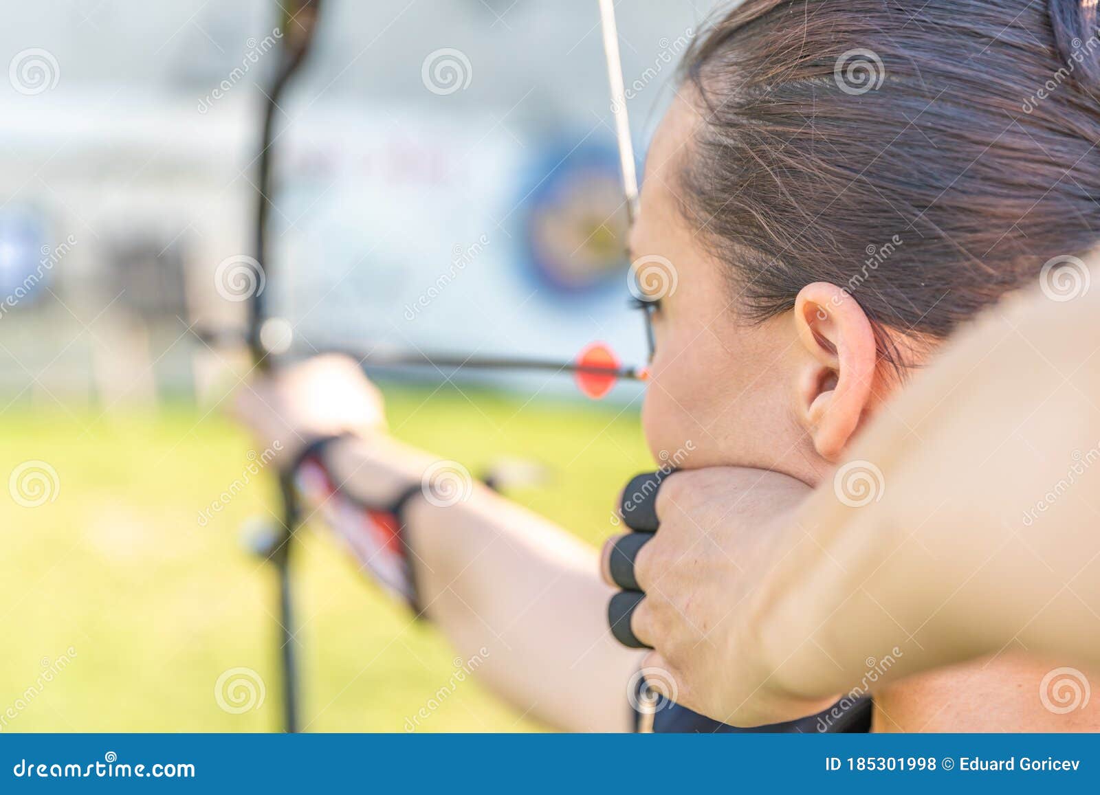 弓箭女子在公园里练习射箭 库存图片. 图片 包括有 绿色, 命中, 目的, 女性, 设备, 浓度, 业余爱好 - 232452911