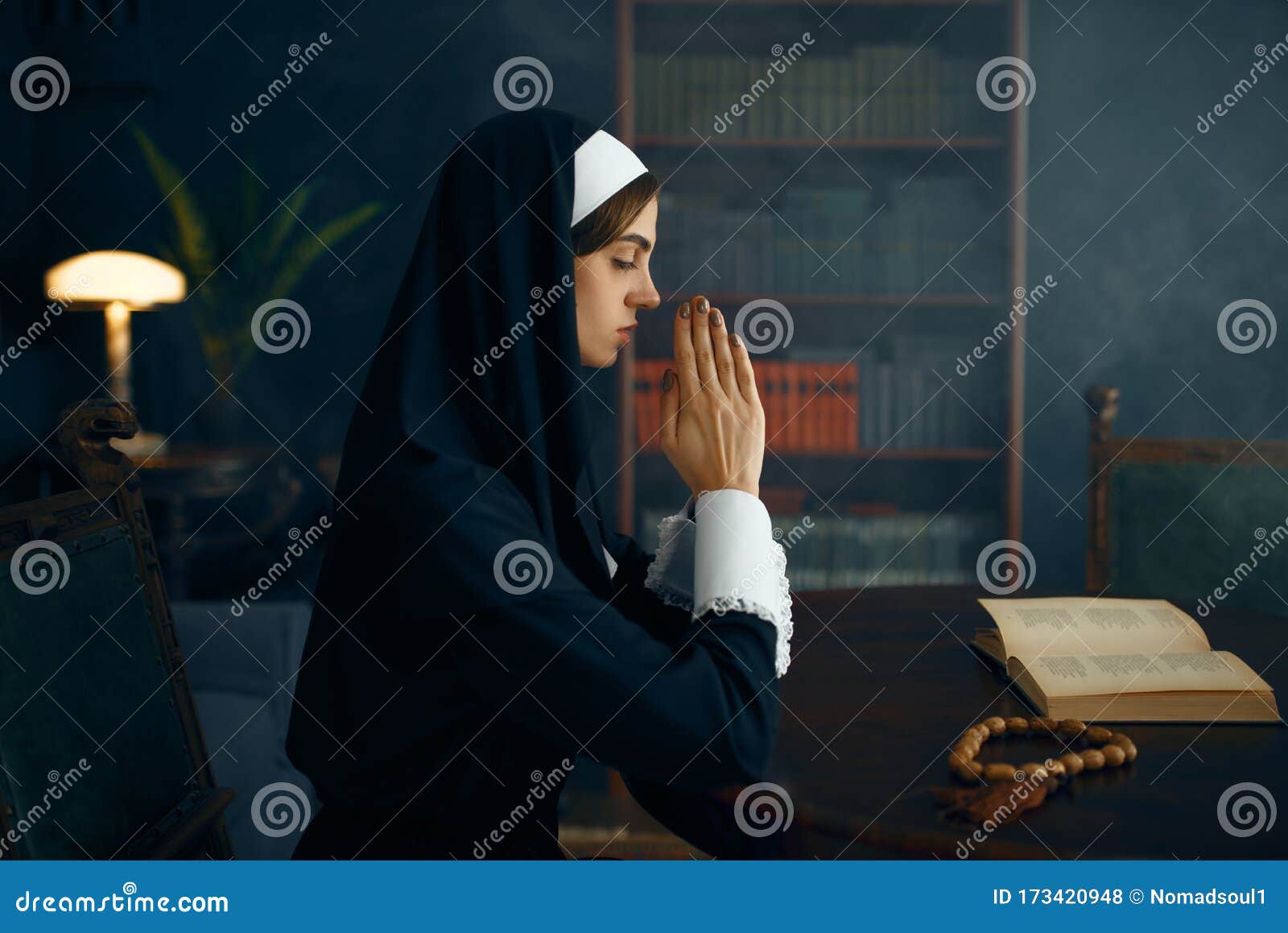 小修女在祈祷中越过双臂 库存图片. 图片 包括有 人们, 祷告, 有吸引力的, 教会, 祈祷, 基督徒 - 172001909