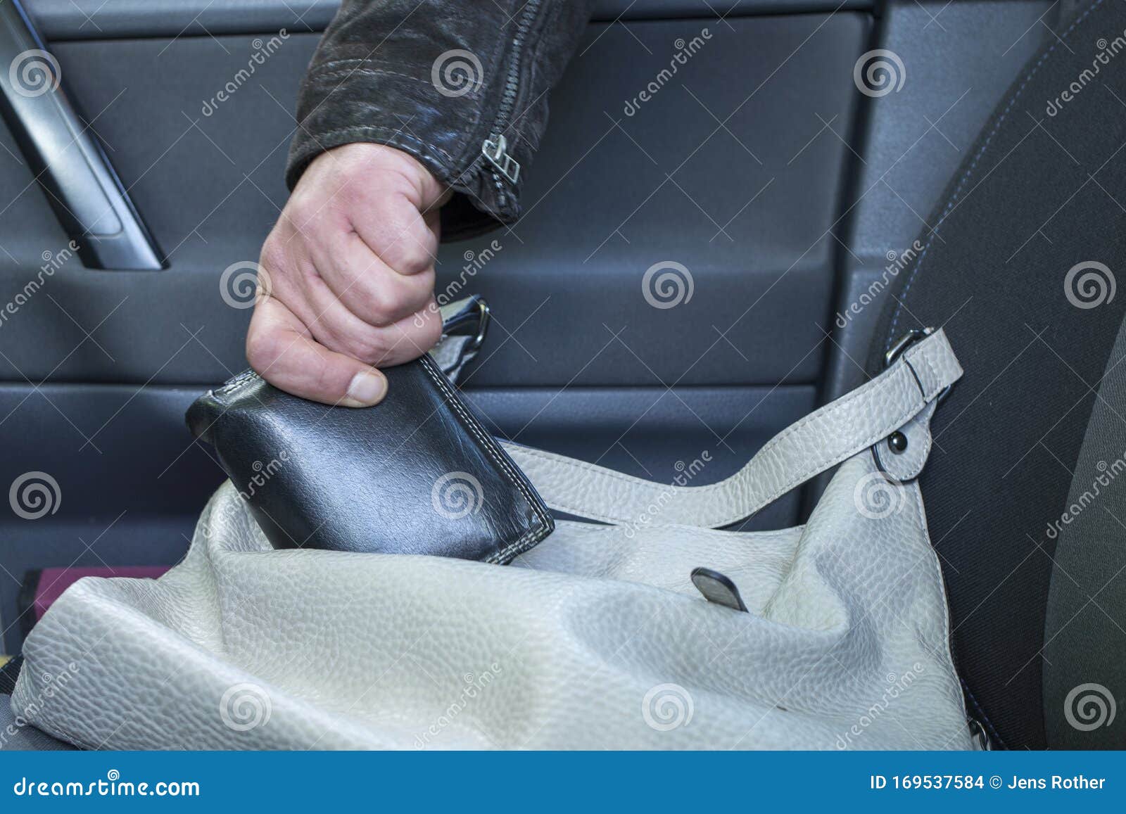 小偷从车里偷钱包照片摄影图片_ID:142028141-Veer图库