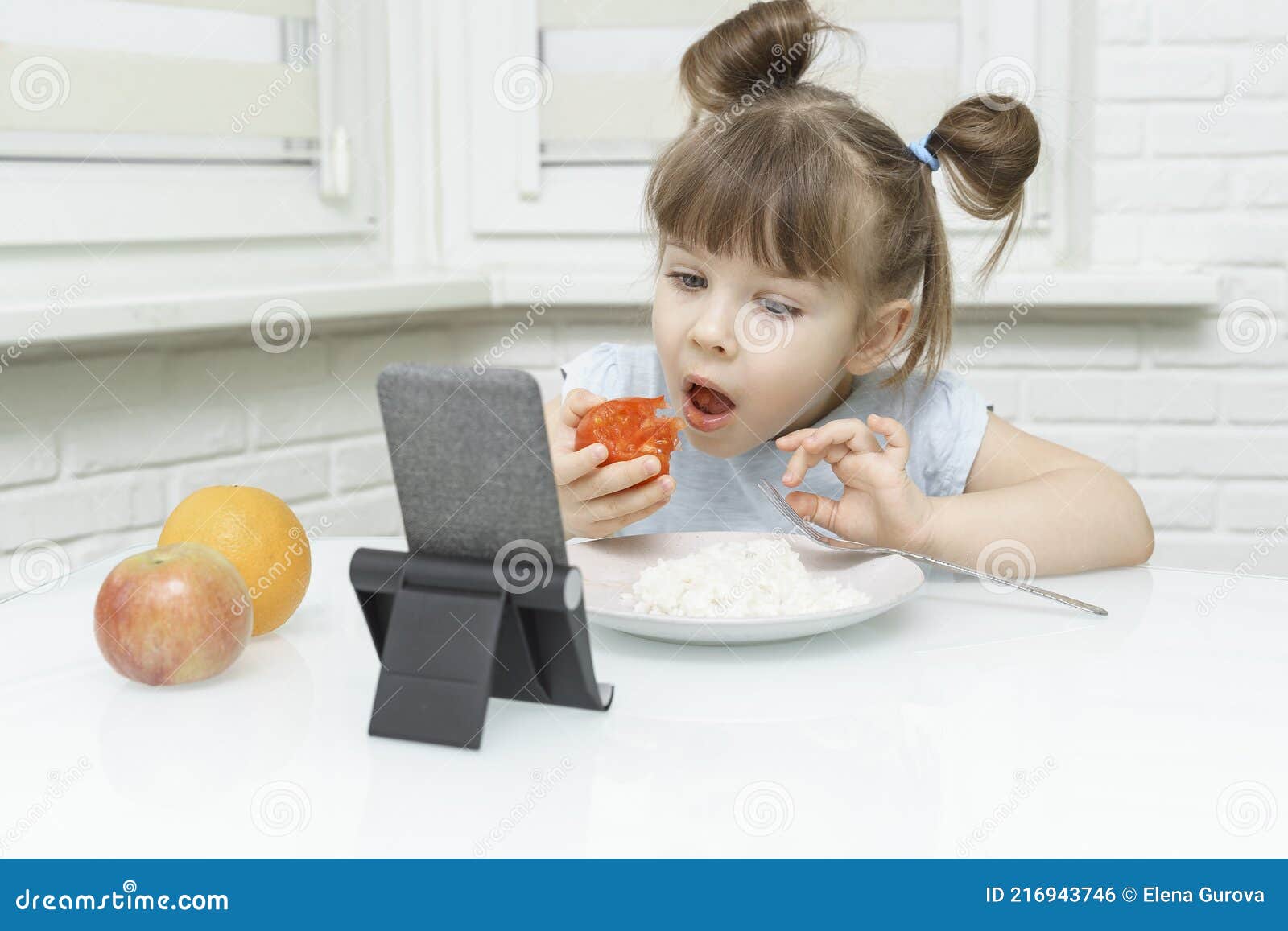 吃东西的女孩图片大全-吃东西的女孩高清图片下载-觅知网