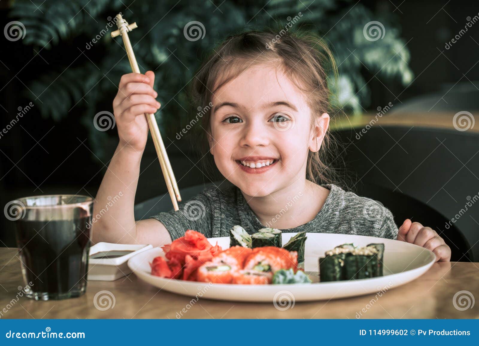 妇女吃传统寿司卷 库存照片. 图片 包括有 准备, 食物, 三文鱼, 调味汁, 午餐, 美食, 新鲜, 快乐 - 98379652