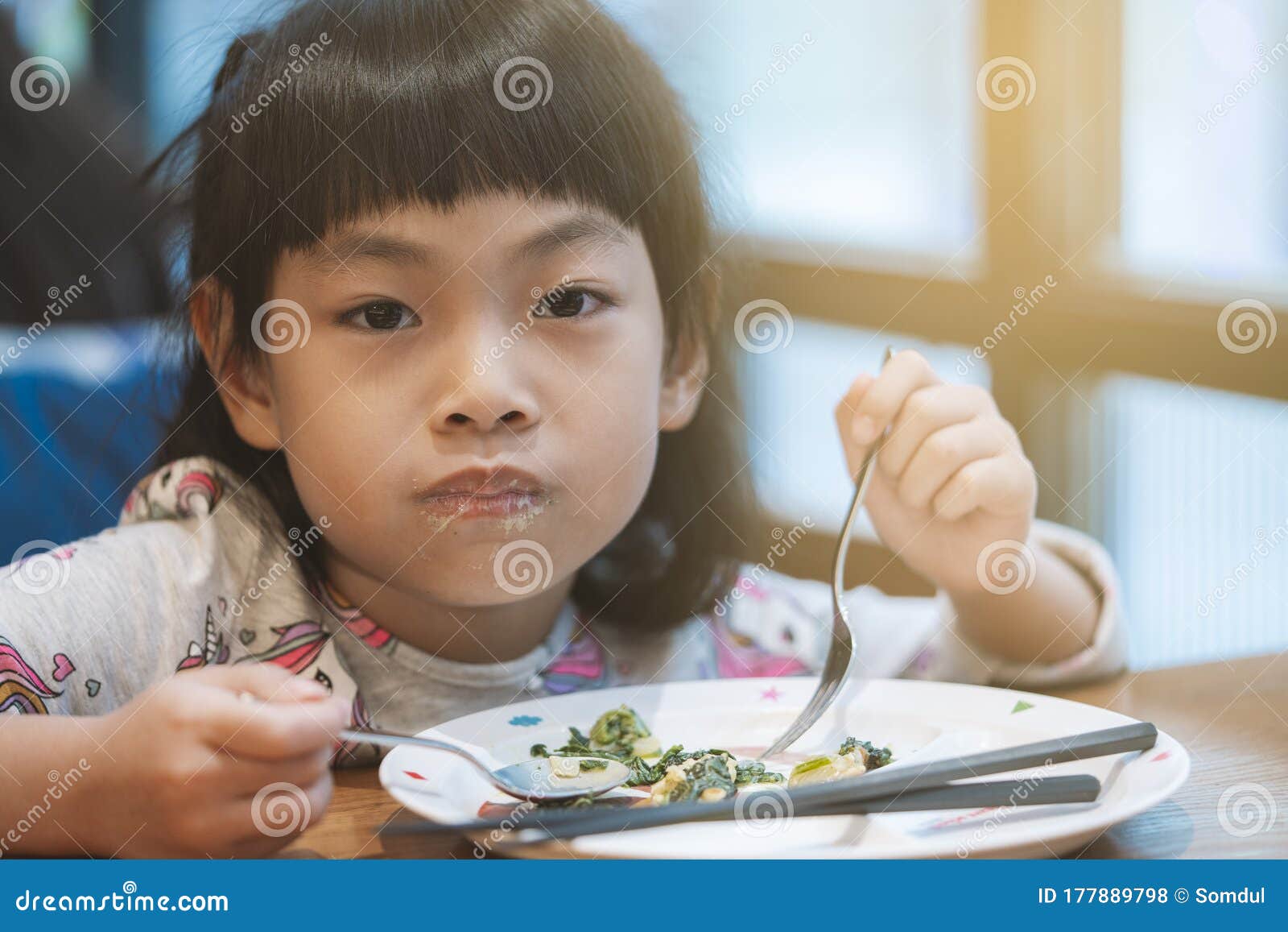 卡通美食女孩吃货图片素材免费下载 - 觅知网