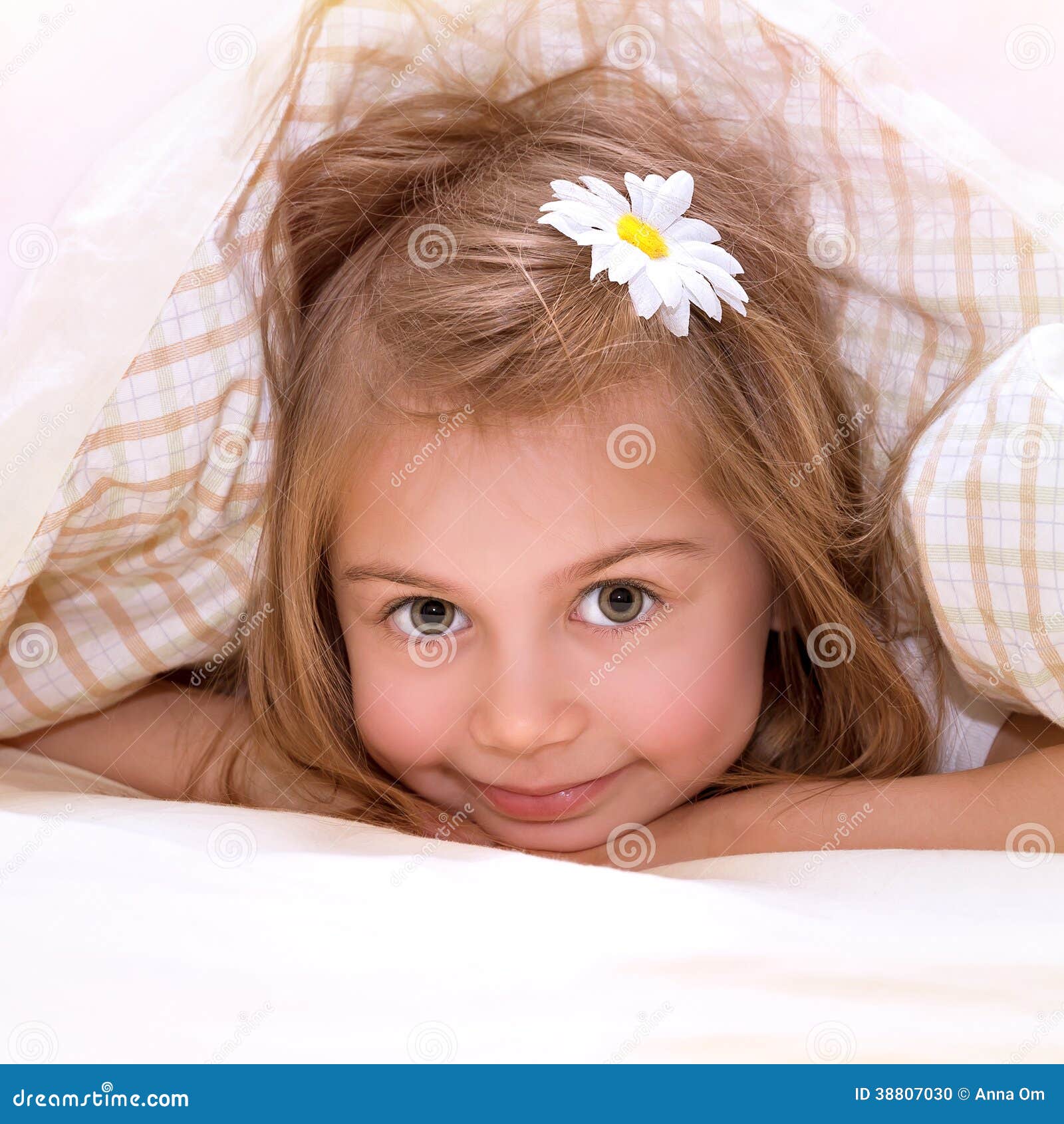 高角度看有吸引力的金发女孩睡在床上图片下载 - 觅知网