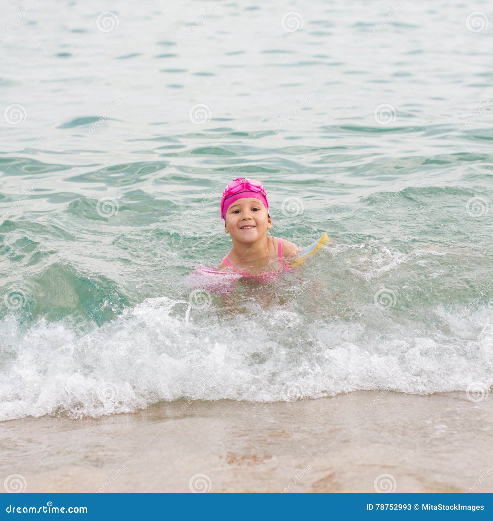 夏天兒童白天穿粉色泳裝的小女孩戶外泳池玩水攝影圖配圖背景圖桌布圖片免費下載 - Pngtree