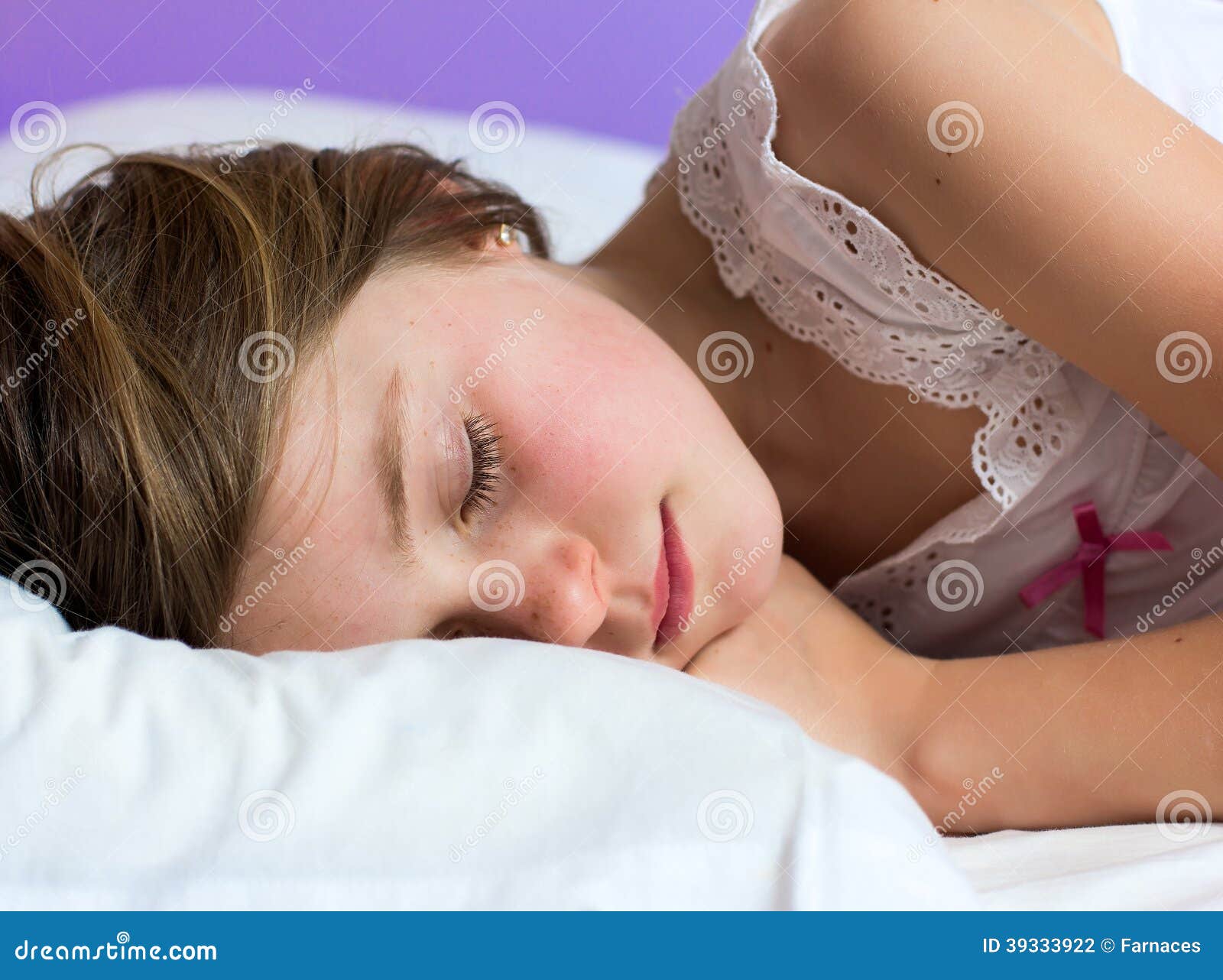 可爱小女孩睡觉 库存照片. 图片 包括有 阿斯马拉, 休眠, 特写镜头, 相当, 页面, 休息, 哔哔, 子项 - 42946782