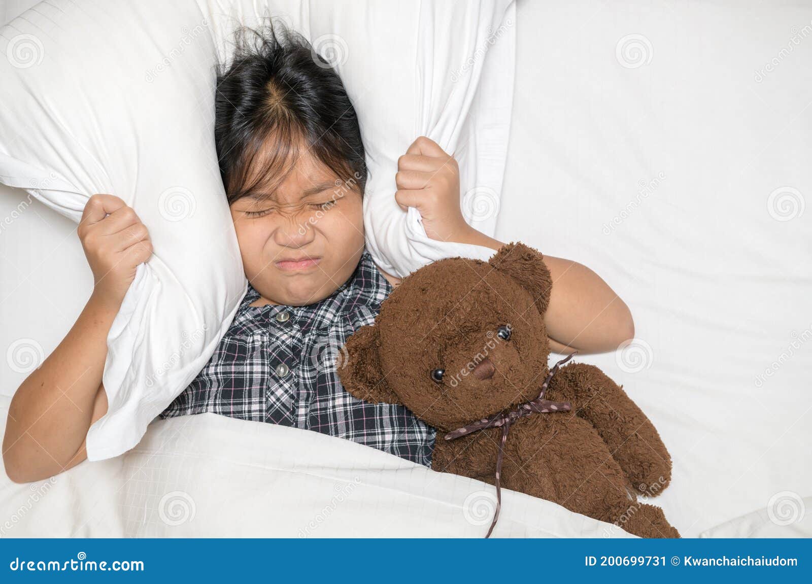 一名年轻女子躺在白色的床上，枕着枕头，盖着毯子，双手枕着头，上了夜班，很放松地睡着了照片摄影图片_ID:372486835-Veer图库