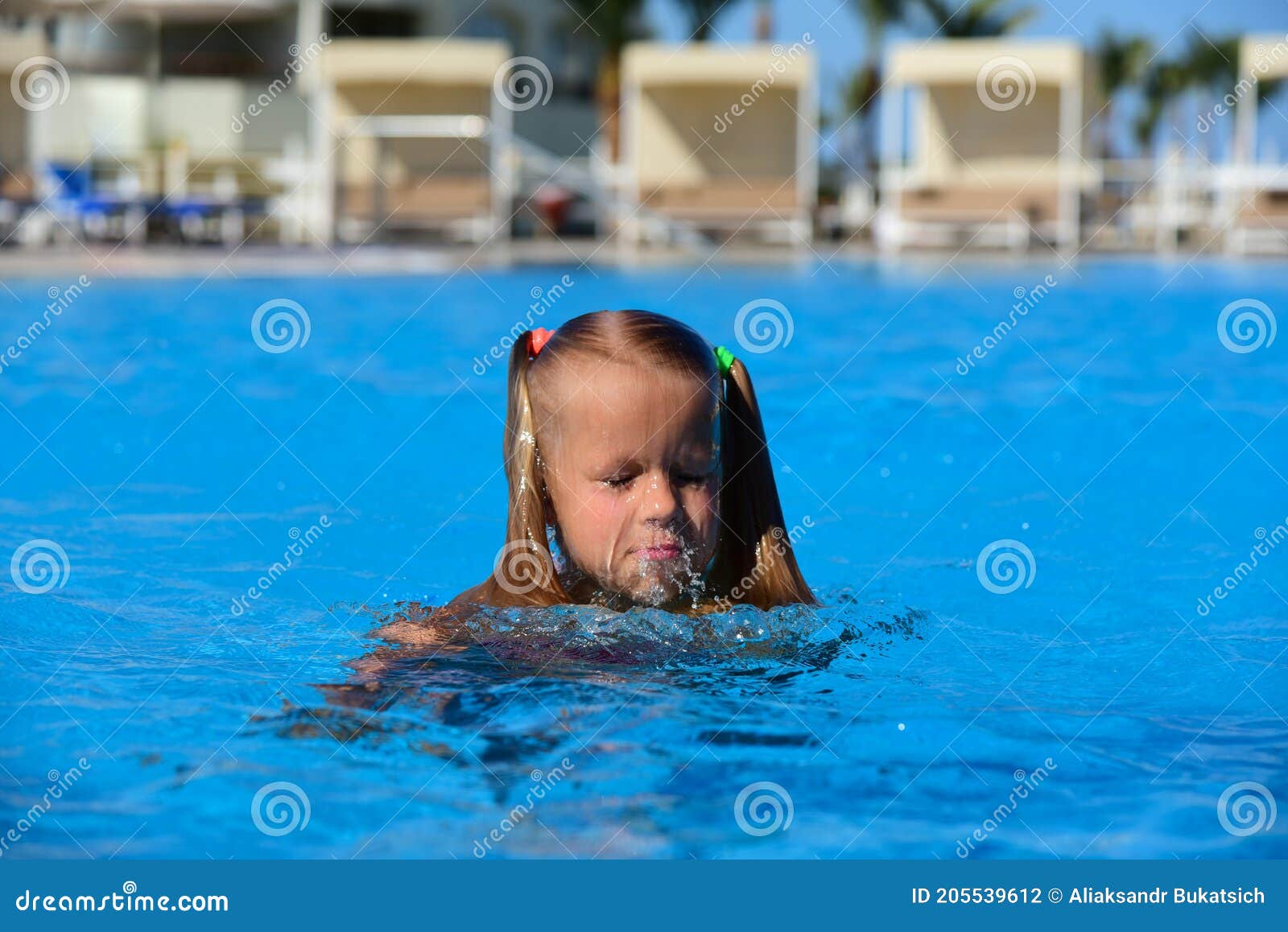在泳池里游泳的小女孩 库存照片. 图片 包括有 快乐, 结算, 下落, 游泳, 蓝色, 作用, 可爱, 逗人喜爱 - 210579190