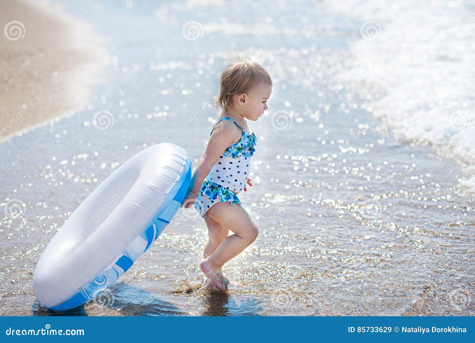 比基尼泳装游泳池的愉快的小女孩 库存照片. 图片 包括有 一个, 蓝色, 白种人, 长期, 室外, 人力 - 74000088