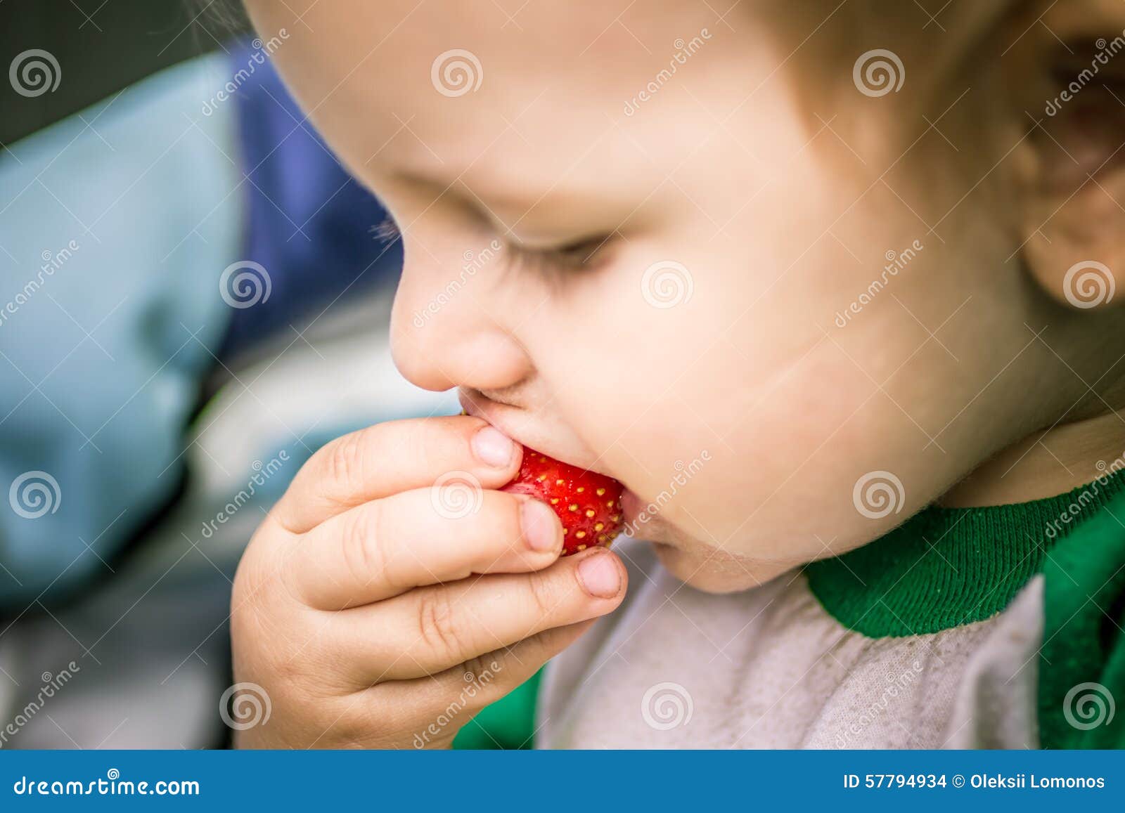 吃草莓的女孩户外 库存照片 - 图片: 32033920