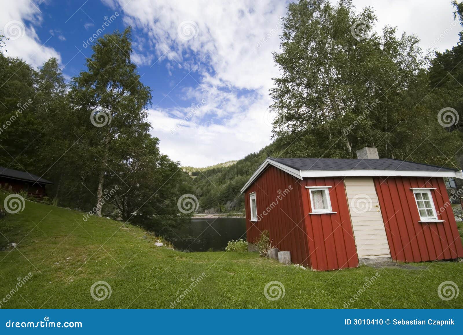 在山谷的传统挪威小屋 库存图片. 图片 包括有 乡下, 小山, 小屋, 国家, 本质, 云彩, 欧洲, 农场 - 124630453