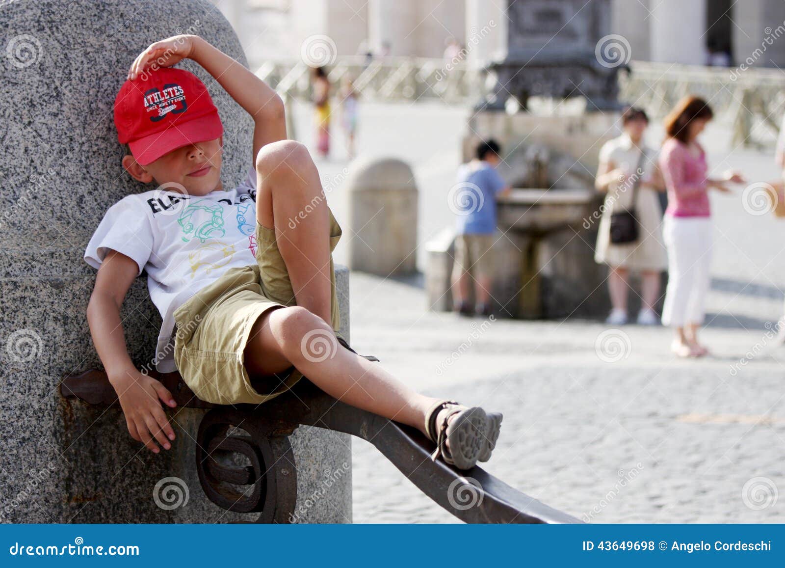 小旅游休息. 休息在梵蒂冈(罗马)的一个喷泉附近的一个小游人