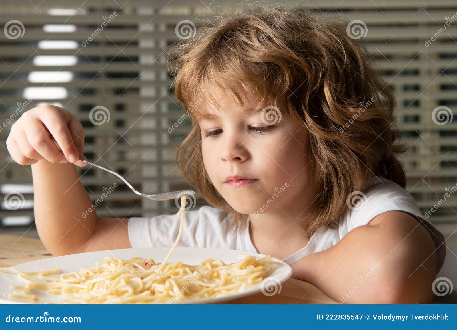 可爱的孩子，学前班的小男孩，午餐在户外吃意大利面照片摄影图片_ID:171158077-Veer图库