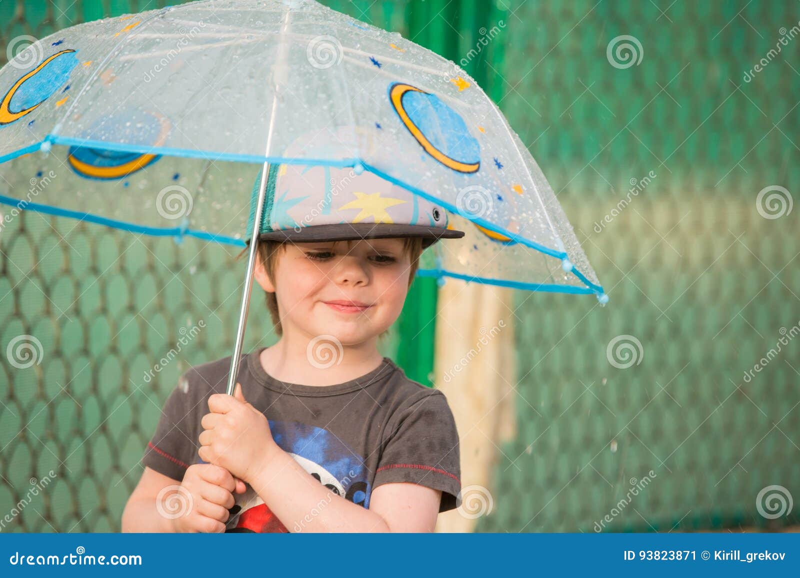 打雨伞站在金黄色油菜花里的儿童宝宝