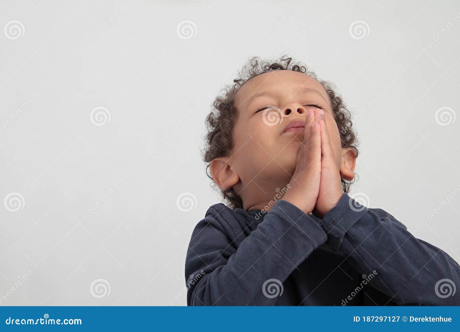 祈祷在公园的小男孩 库存图片. 图片 包括有 闭合, 男朋友, 子项, 照亮, 快乐, 卫理公会派教徒, 男性 - 49900577