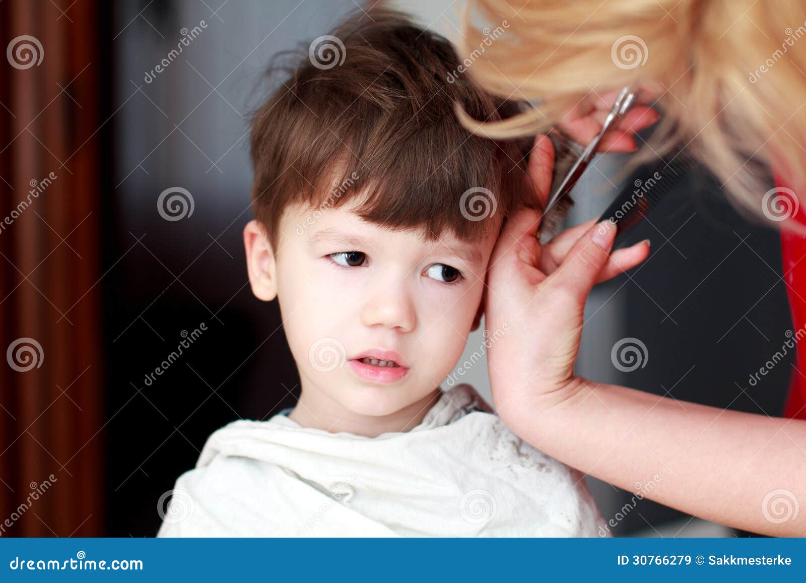 理发师给小女孩剪了个时髦的发型 库存照片. 图片 包括有 男朋友, 女孩, 特写镜头, 生活方式, 家庭 - 196416950