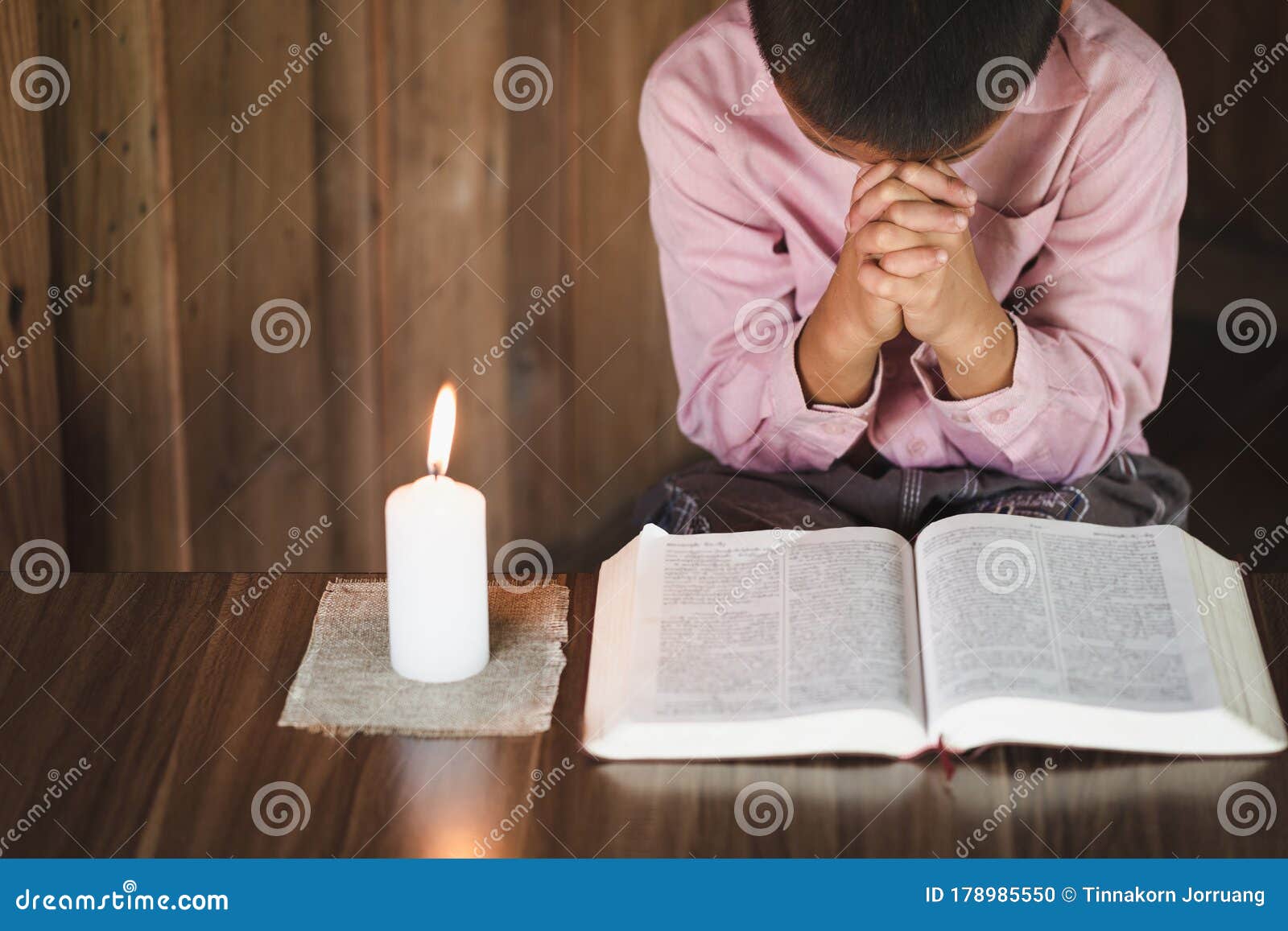 一个小的祷告，男孩祈祷严重和有希望地给耶稣 库存照片. 图片 包括有 白种人, 女孩, 背包, 男朋友 - 135641252